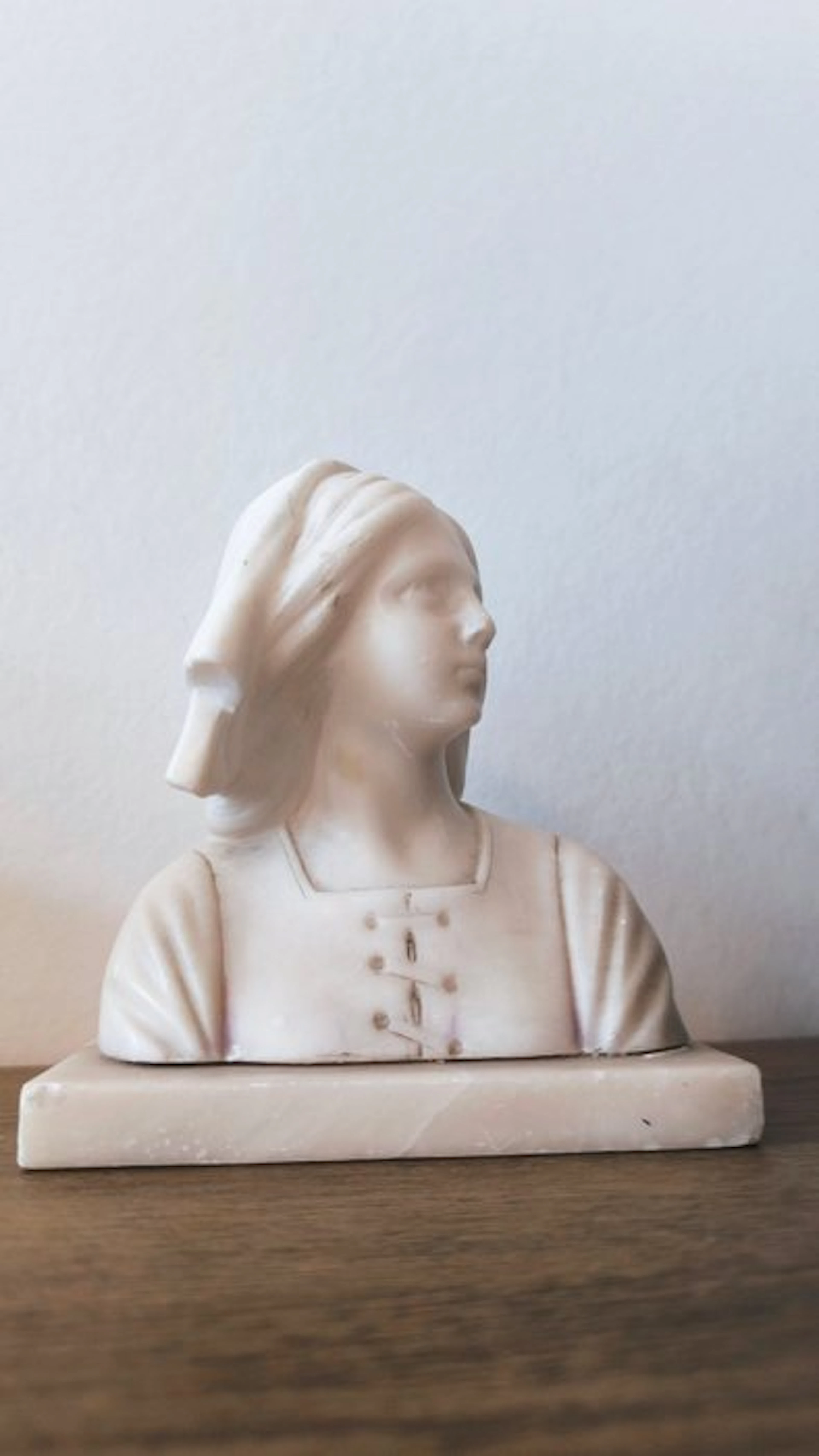 J. Guarini - Bust, Jeanne d'Arc - Femme au bonnet - 14.5 cm - Alabaster