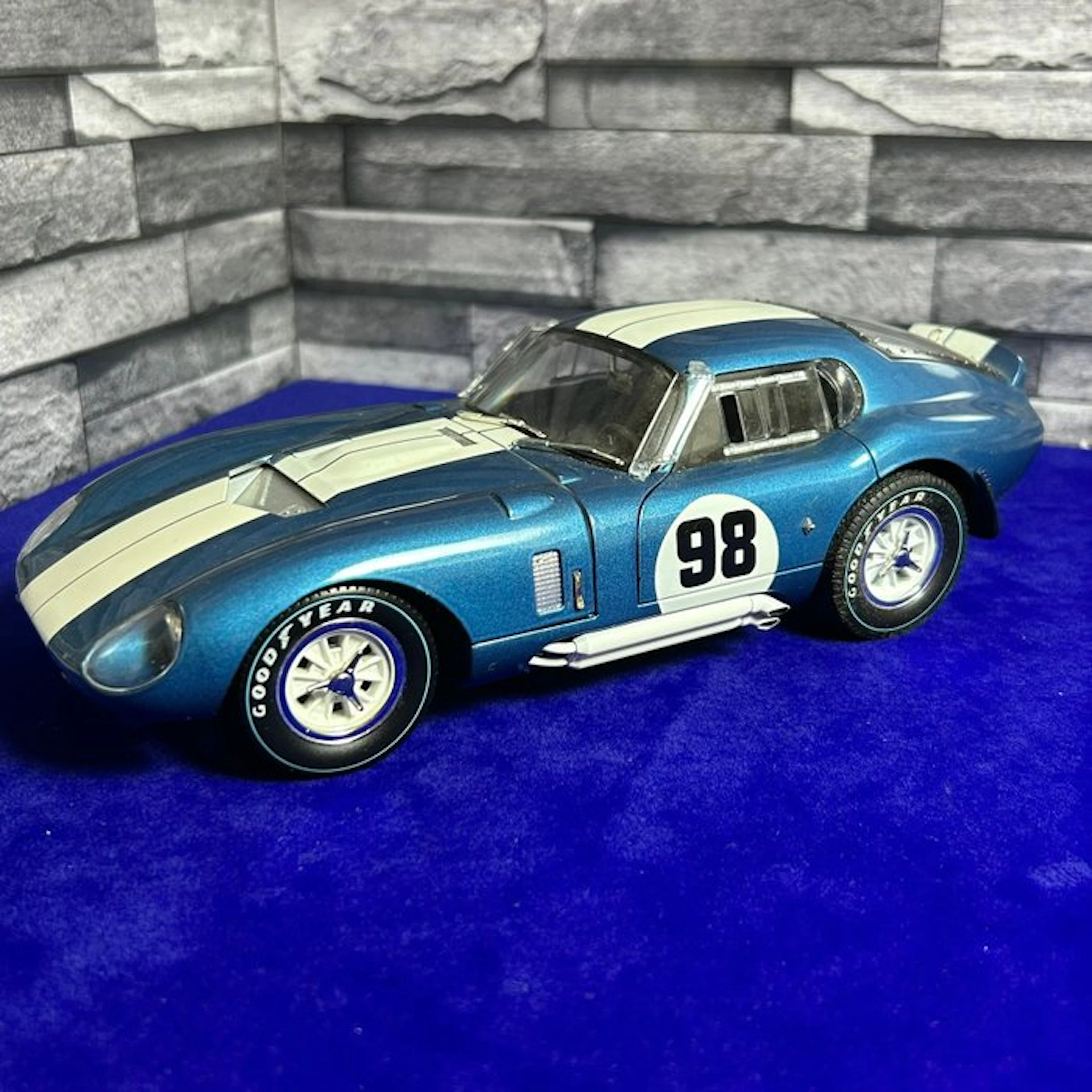 Shelby Collectibles 1:18 - Model race car - Shelby...