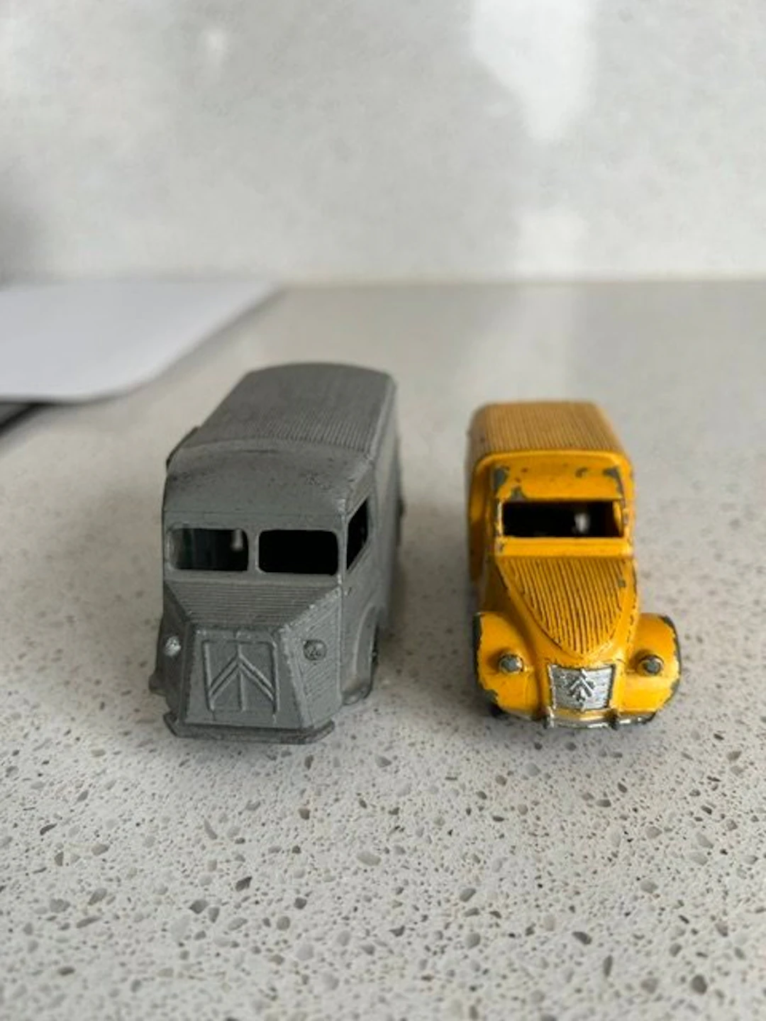 Dinky Toys 1:43 - Model car (2) - Citroën 2CV Camionette bestelwagen nr