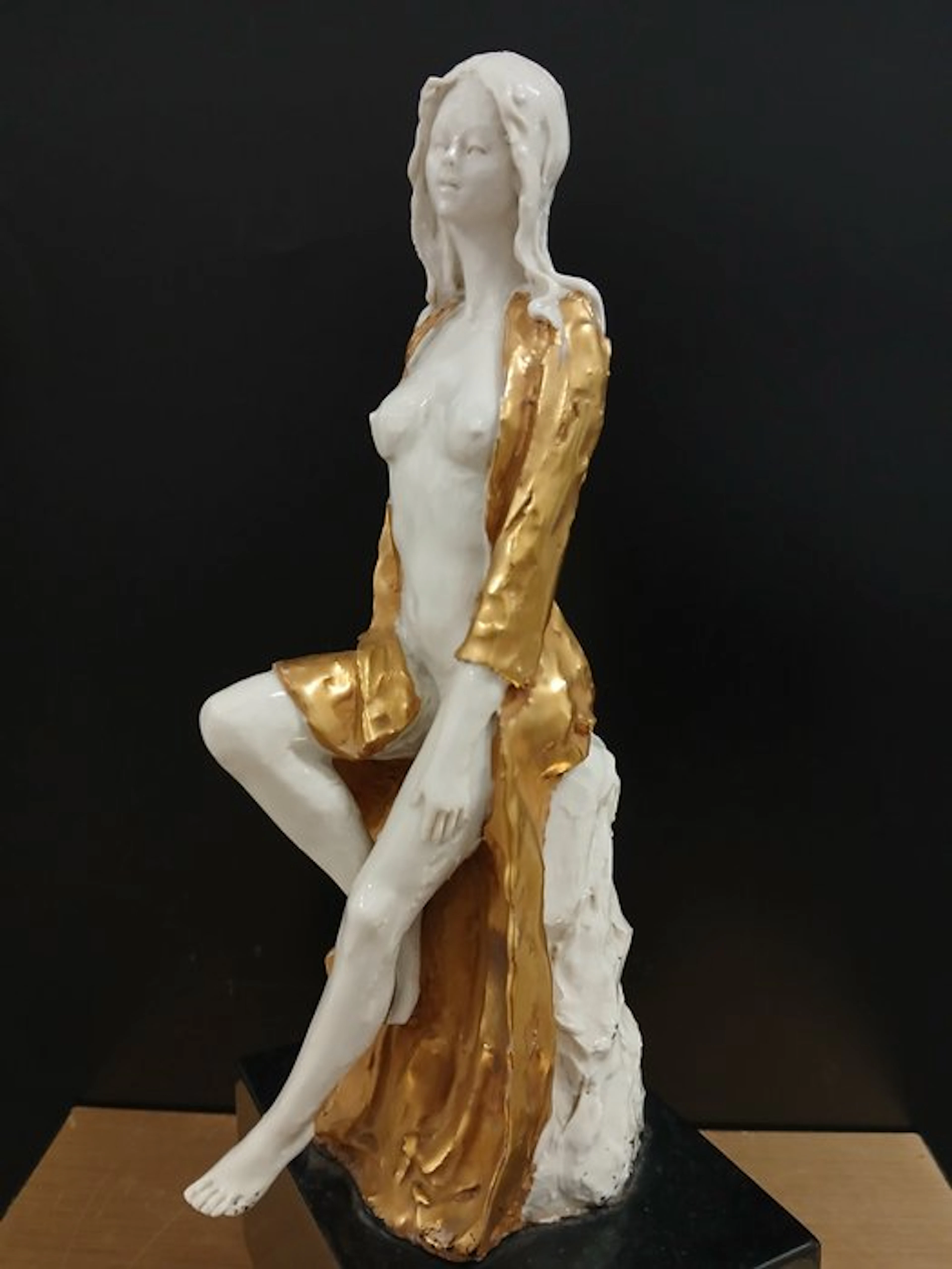 Capodimonte - Figurine - Naked girl in a gold robe - Porcelain