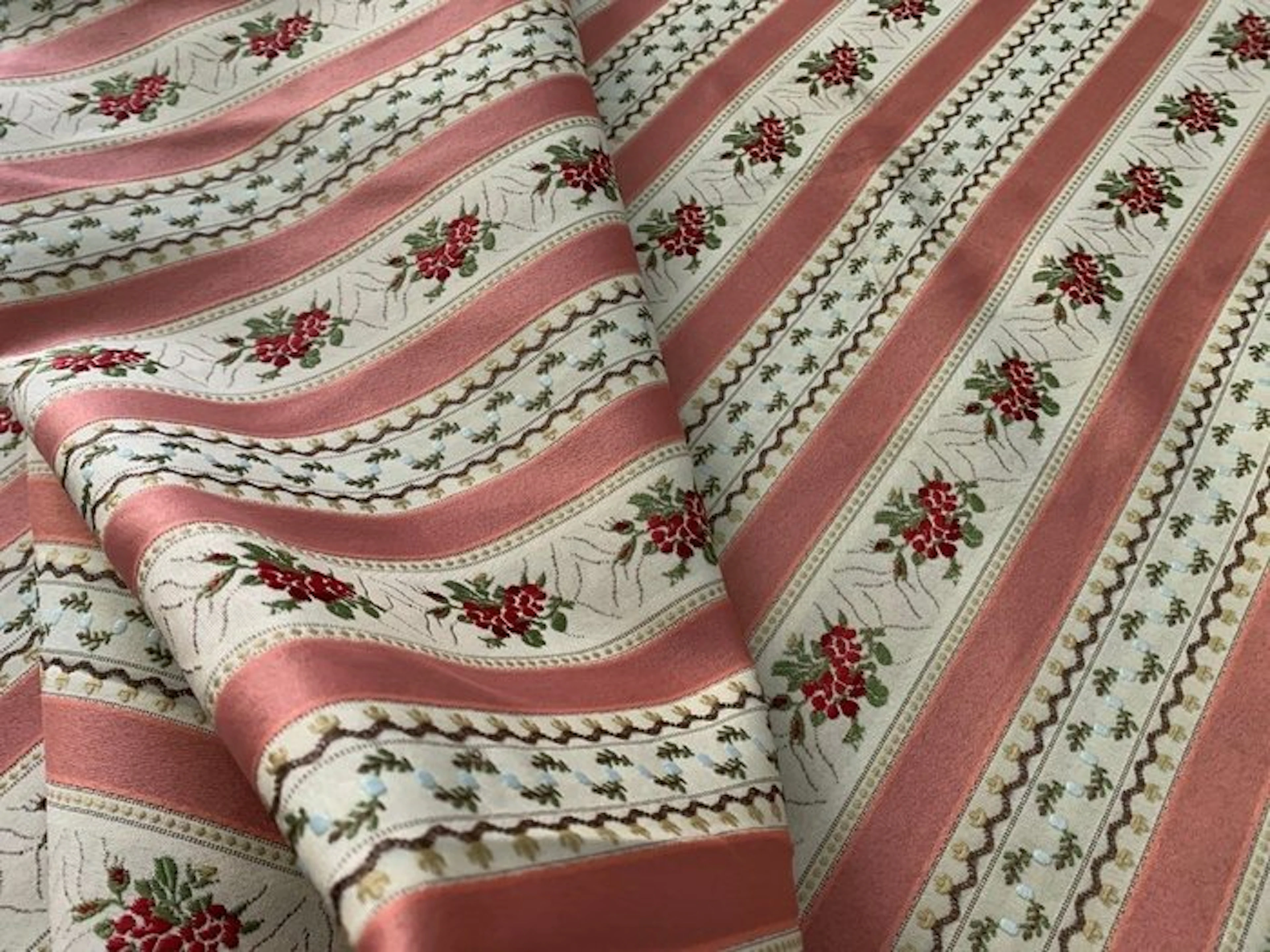 Provencal Charm in Stripes and Buds - Upholstery fabric - 3 m - 2.8 m