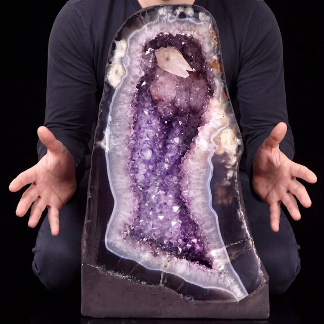 Vivid Amethyst - 33x20x14 cm - Geode- 8 kg