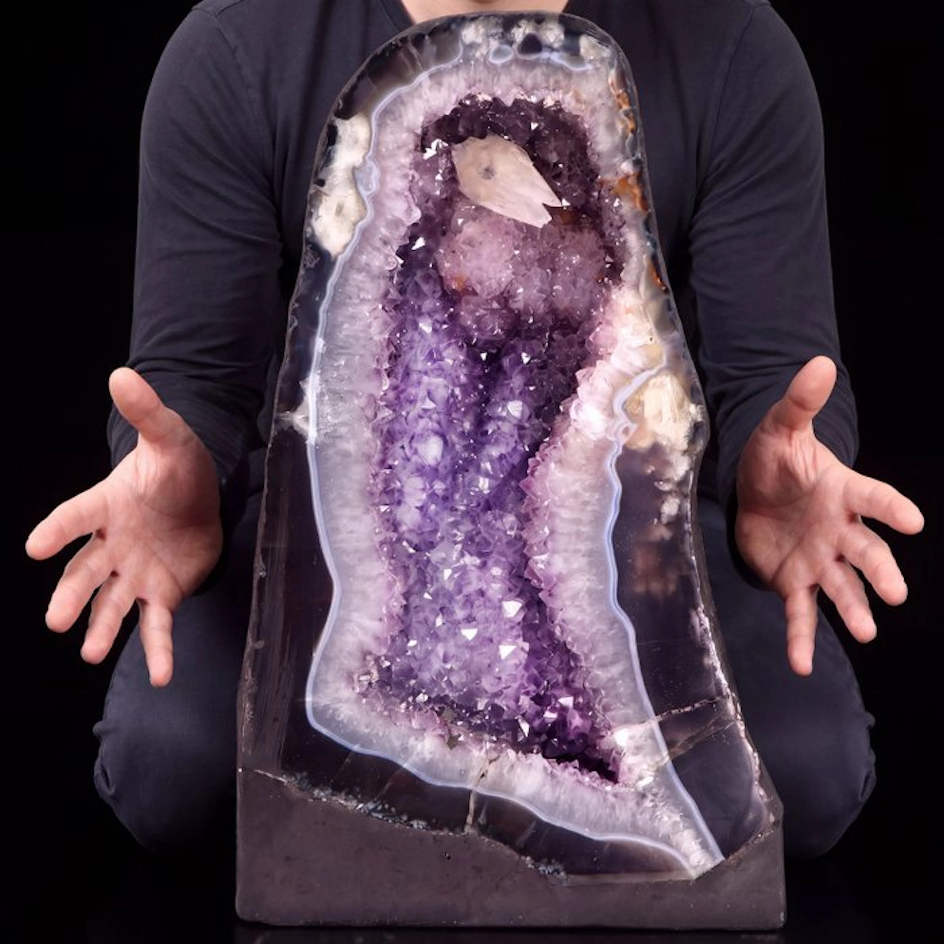 Vivid Amethyst - 33x20x14 cm - Geode- 8 kg