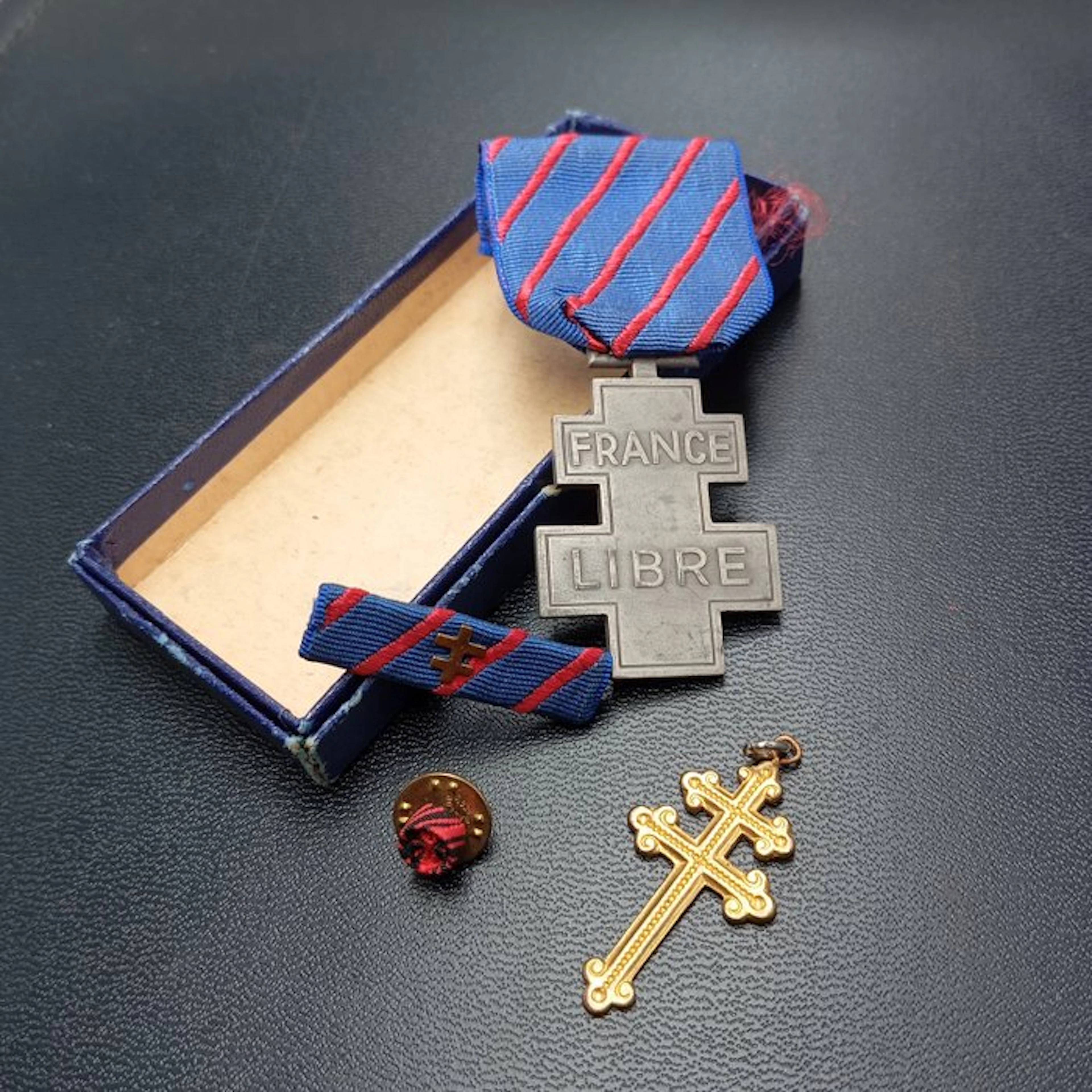 France - Medal - Médaille militaire de la France Libre + insignes 39/45 - 1945