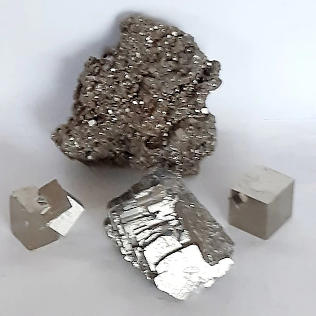 Pyrite Lot of various items - Height: 10 cm - Width: 9 cm- 771 g - (4)