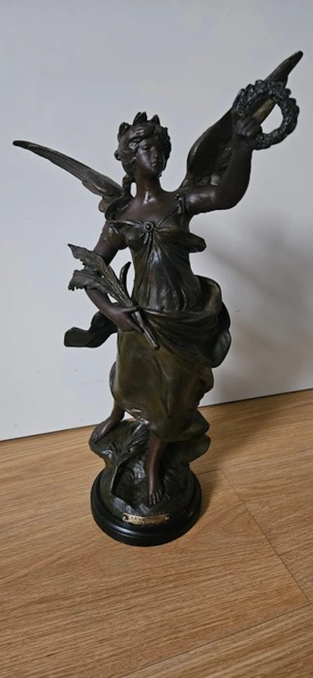 Naar Auguste Moreau (1834-1917) - Sculpture, La Victoire - 47 cm - Spelter