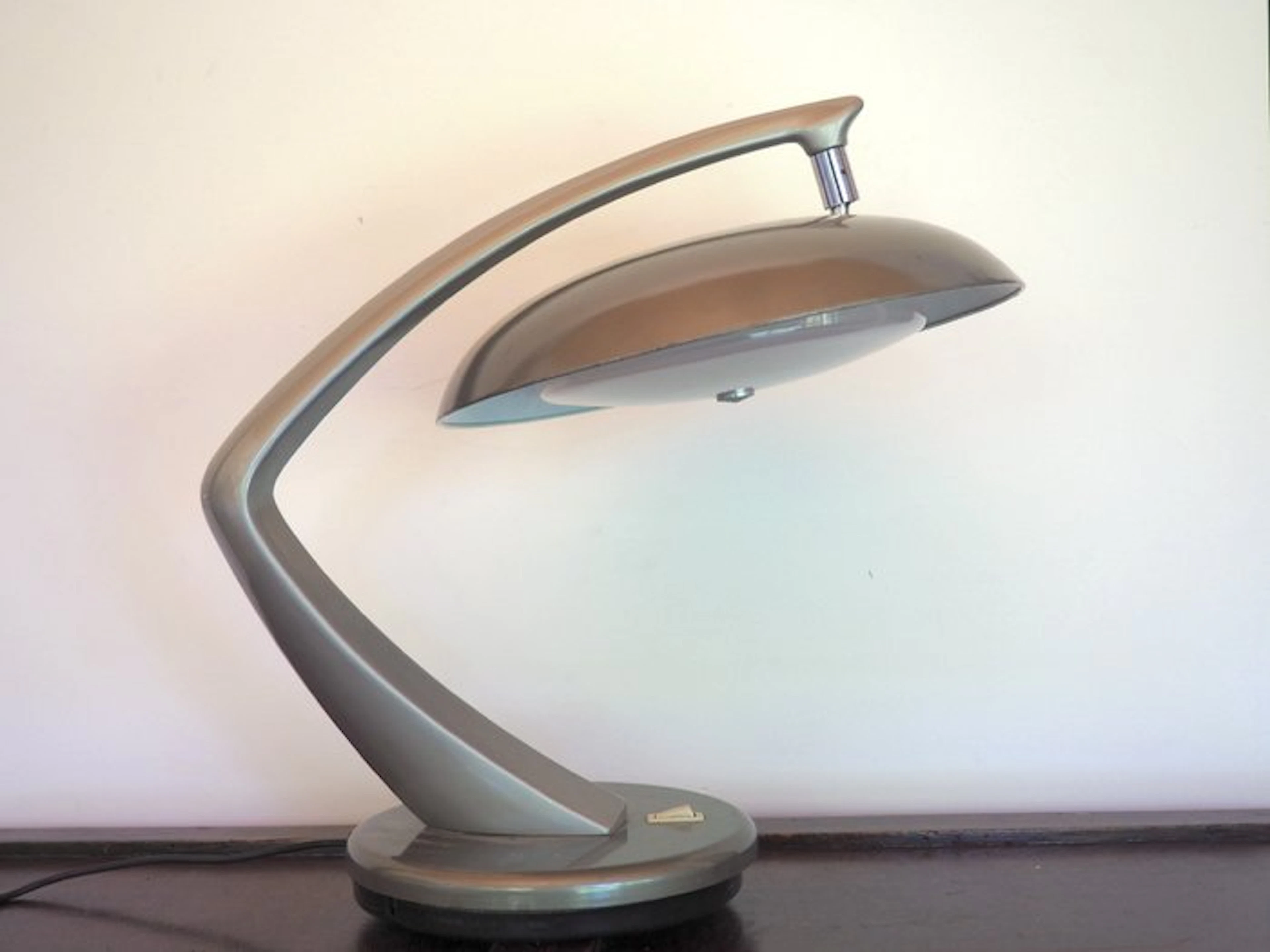 Fase - Luis Perez de la Oliva - Table lamp - Boomerang 64 - Steel