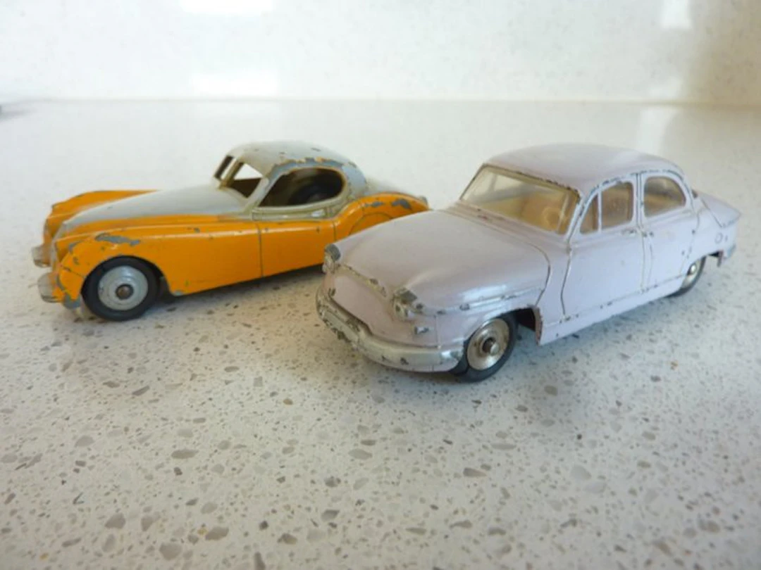 Dinky Toys 1:43 - Model car (2) - Panhard PL17, nr. 547 en een Jaguar nr. 157