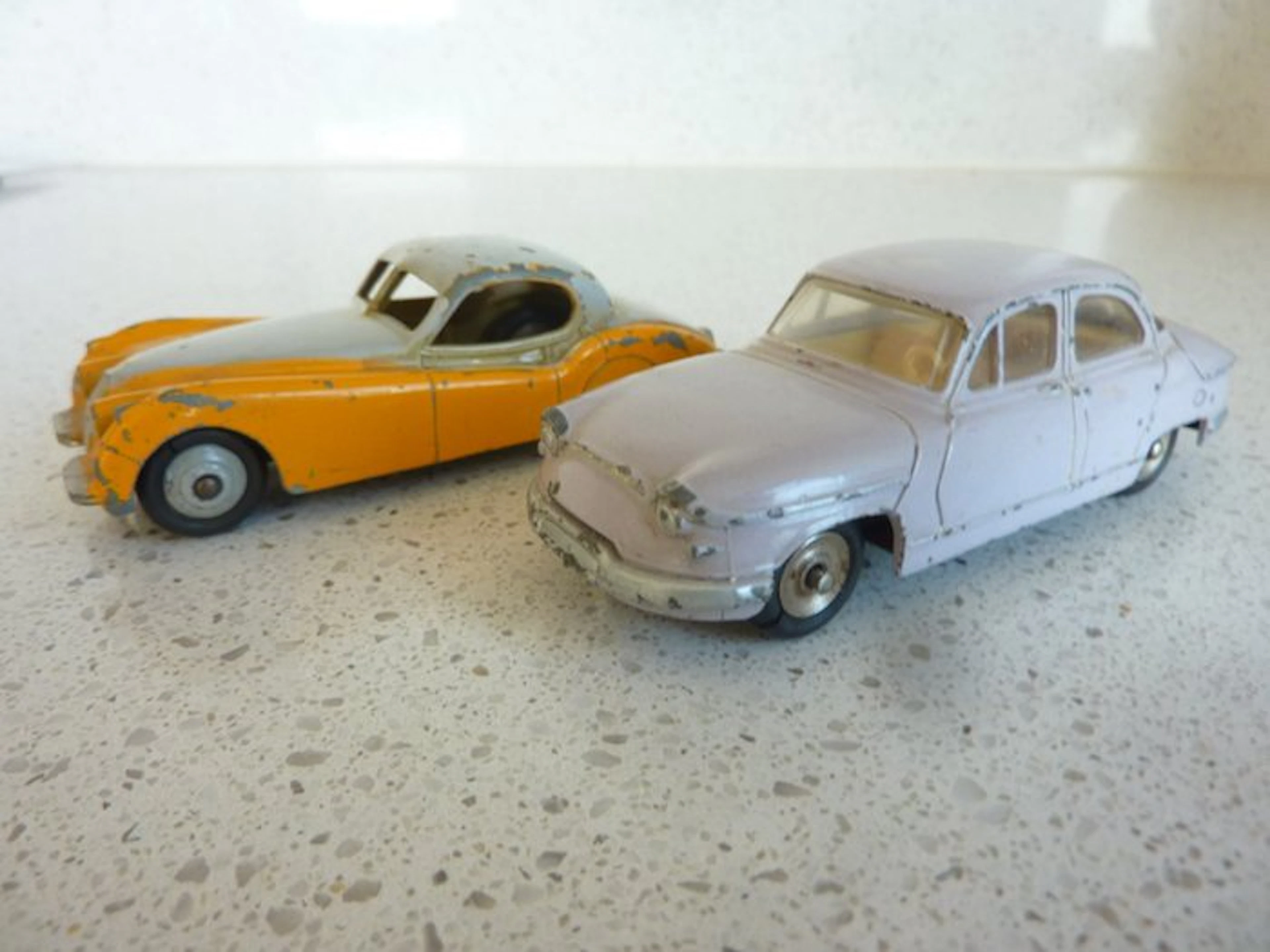 Dinky Toys 1:43 - Model car (2) - Panhard PL17, nr. 547 en een Jaguar nr. 157