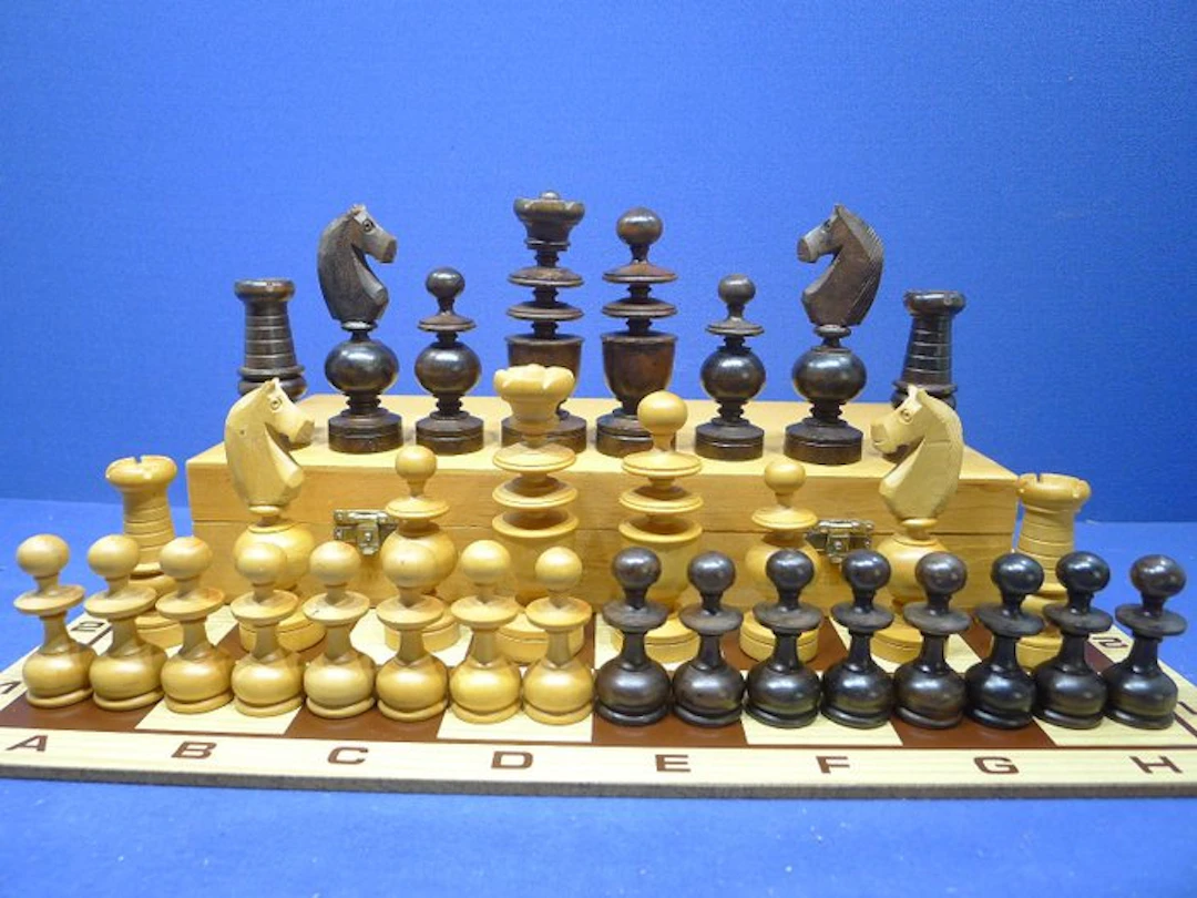 Magnifique jeu d'échecs en buis type La Régence Paris...
