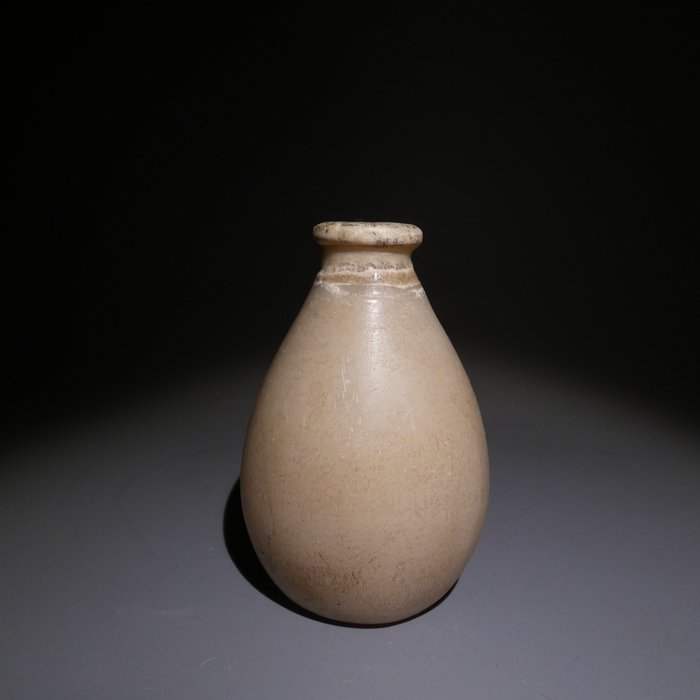 Antiguo Egipto Alabastro Vasija. 8,5 cm de altura. Reino Medio, dinastía XI–XII, 2040–1872 a. C.