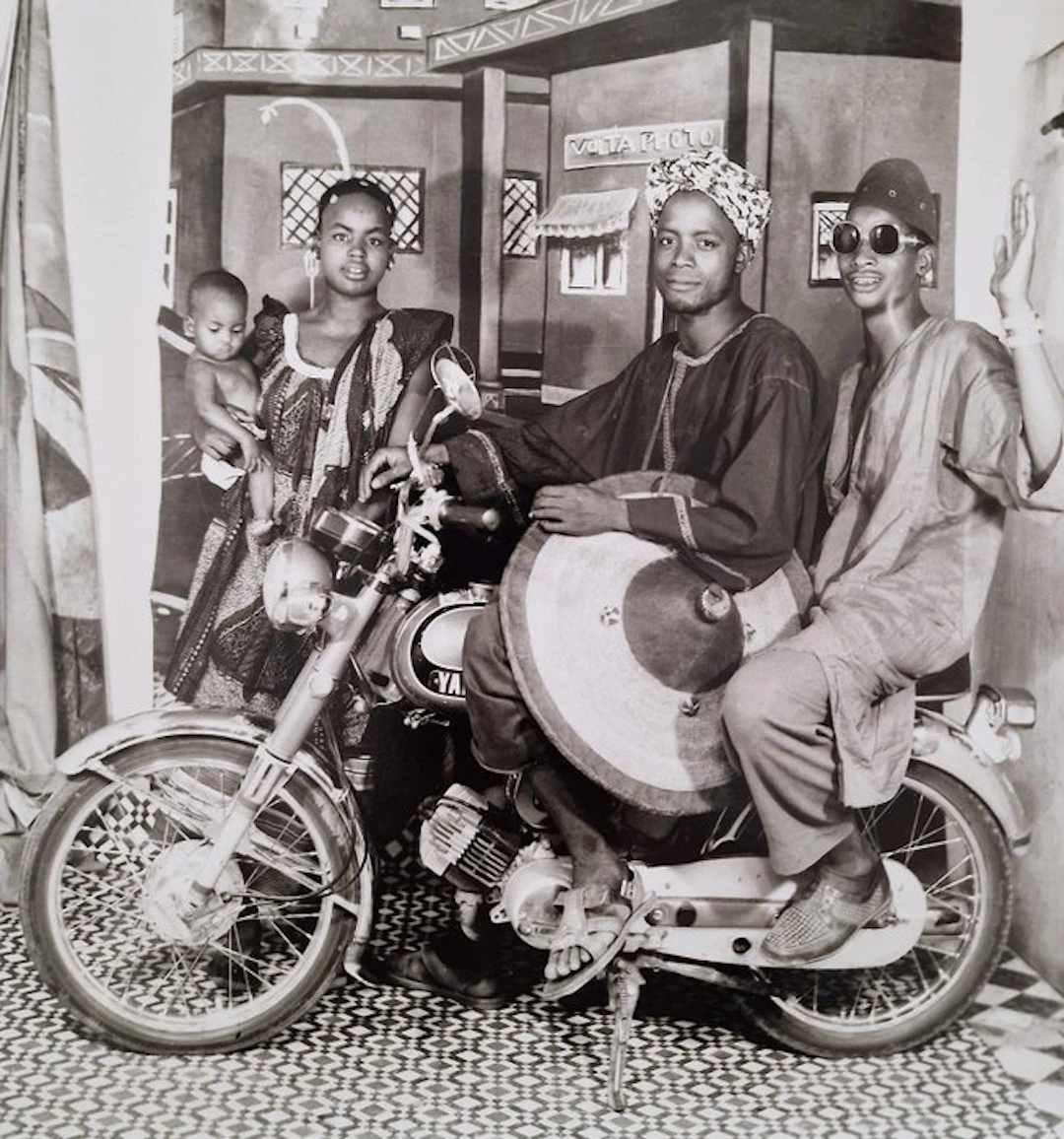 Sanlé Sory (1943–2023) - Toute la famille avec moto au Studio