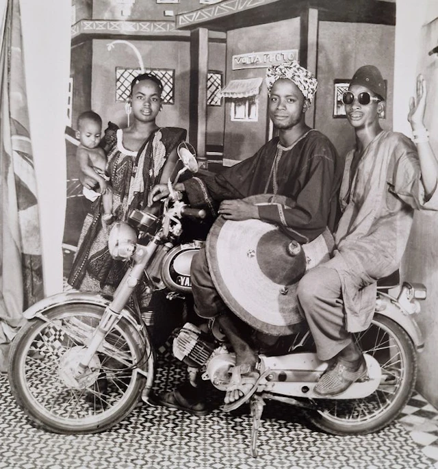 Sanlé Sory (1943–2023) - Toute la famille avec moto au Studio