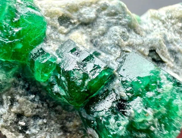 Emerald Crystal on matrix - Height: 36 mm - Width: 22 mm- 17.69 g - (1)
