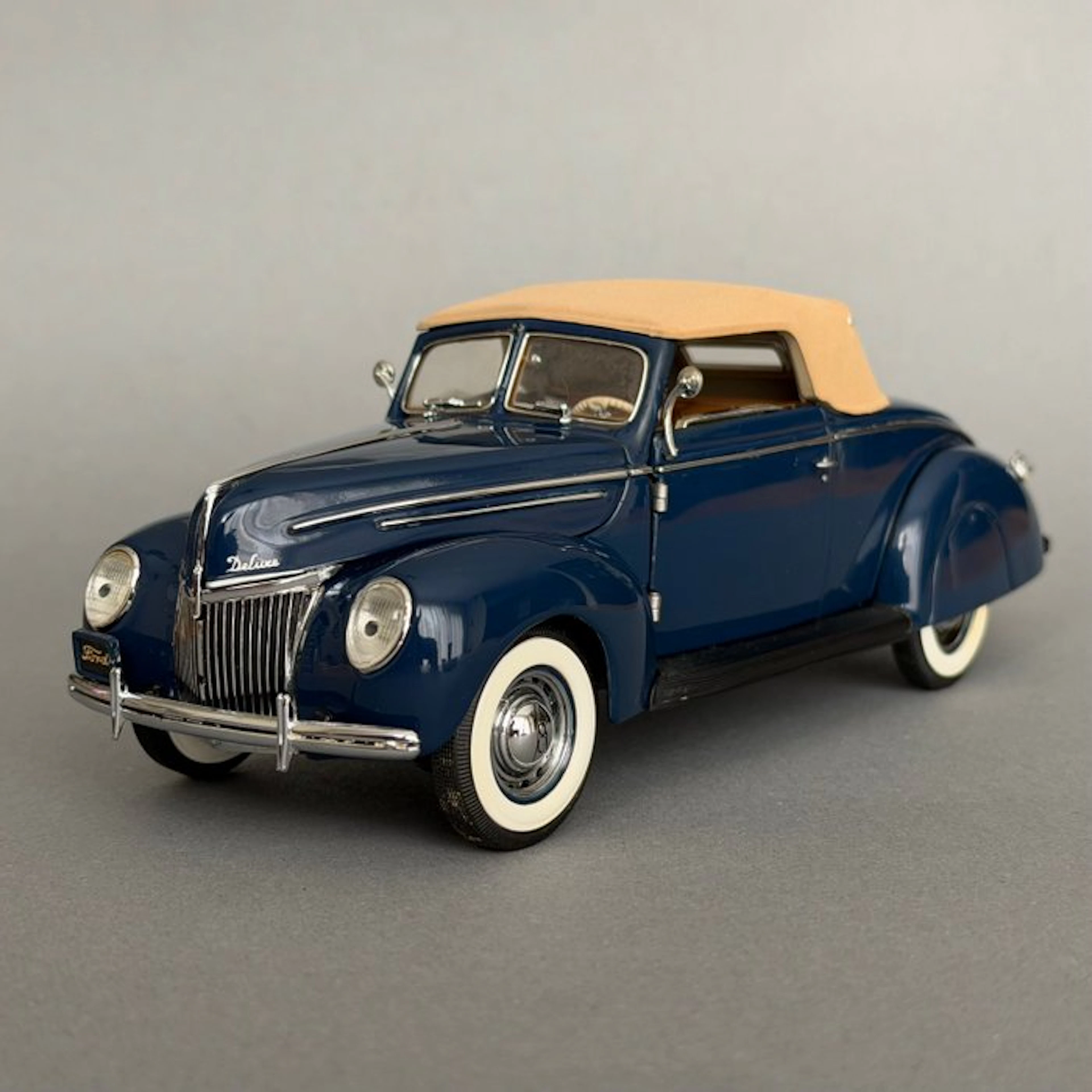 Franklin Mint 1:24 - Model car - 1939 Ford Deluxe Convertible Coupe
