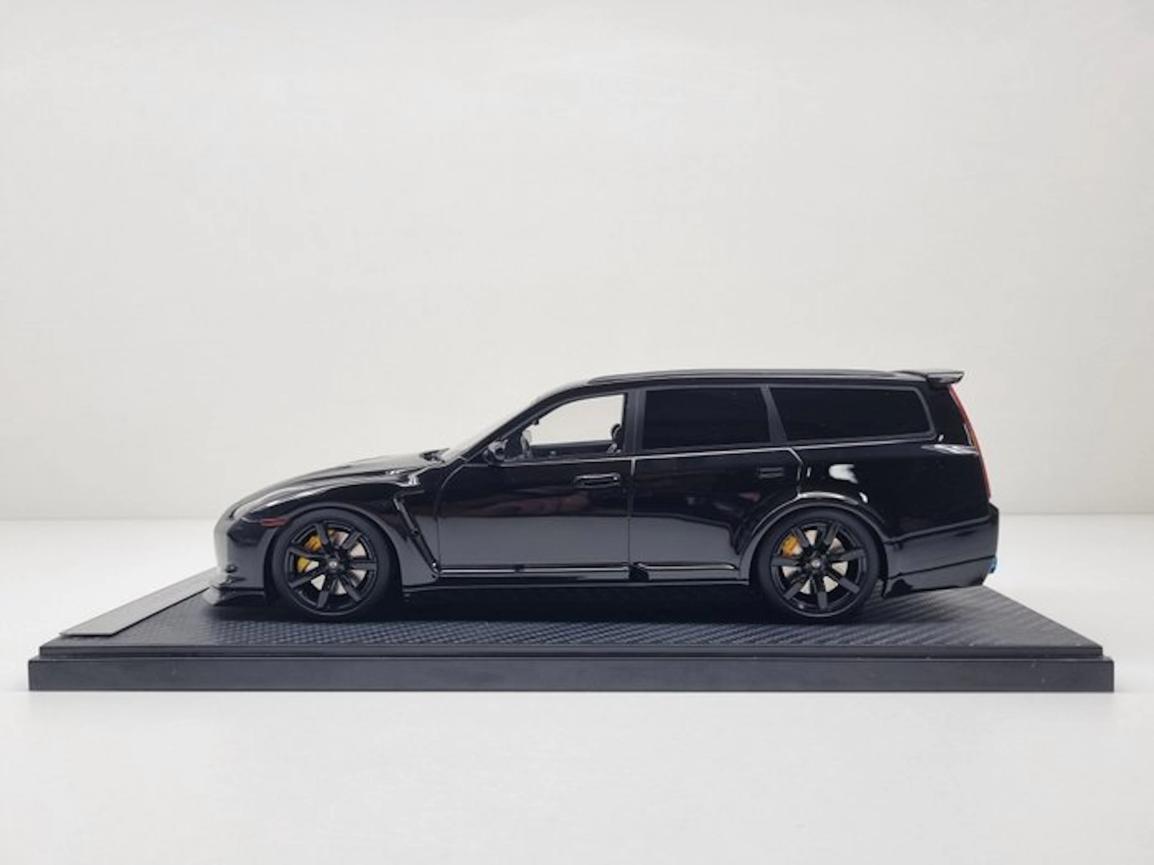 Ivy Merit 1:18 - Model car - Nissan Skyline GTR R35 Wagon...