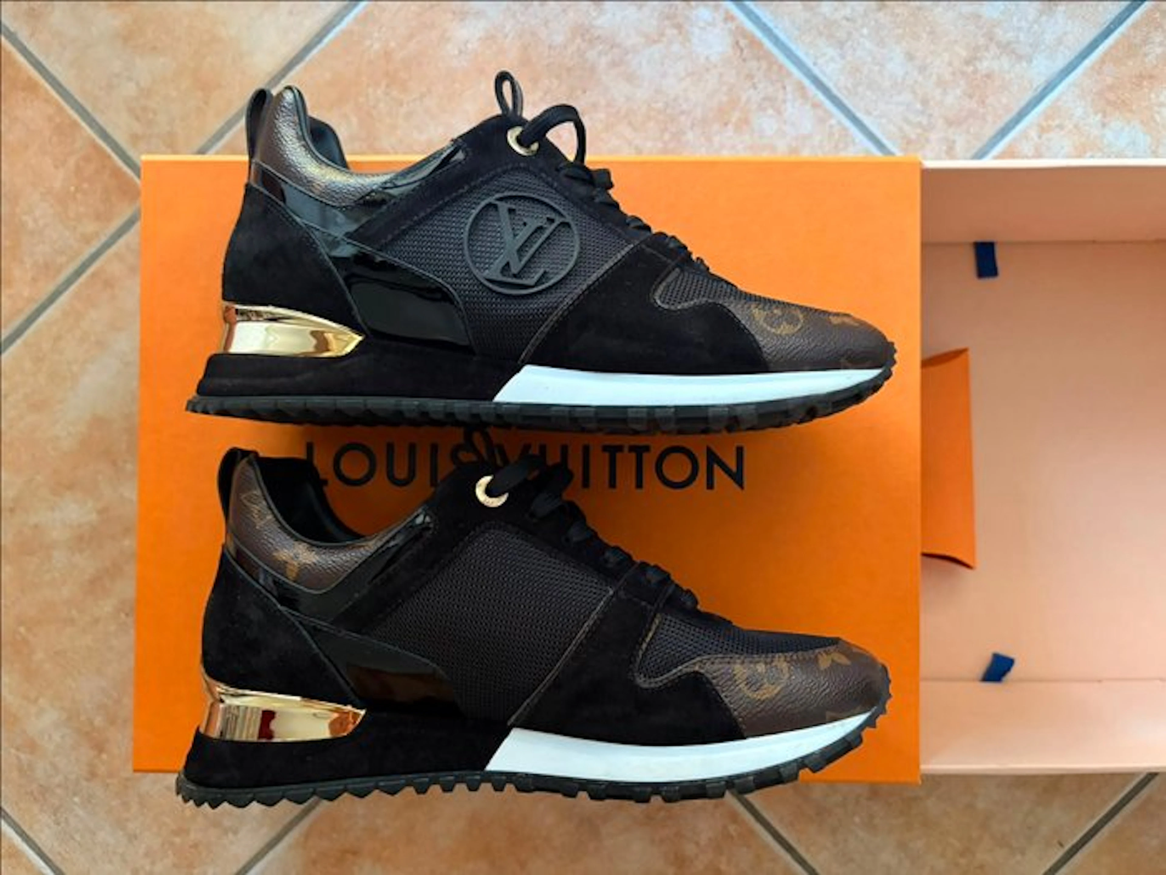 Louis Vuitton - Sneakers - Size: EU 39