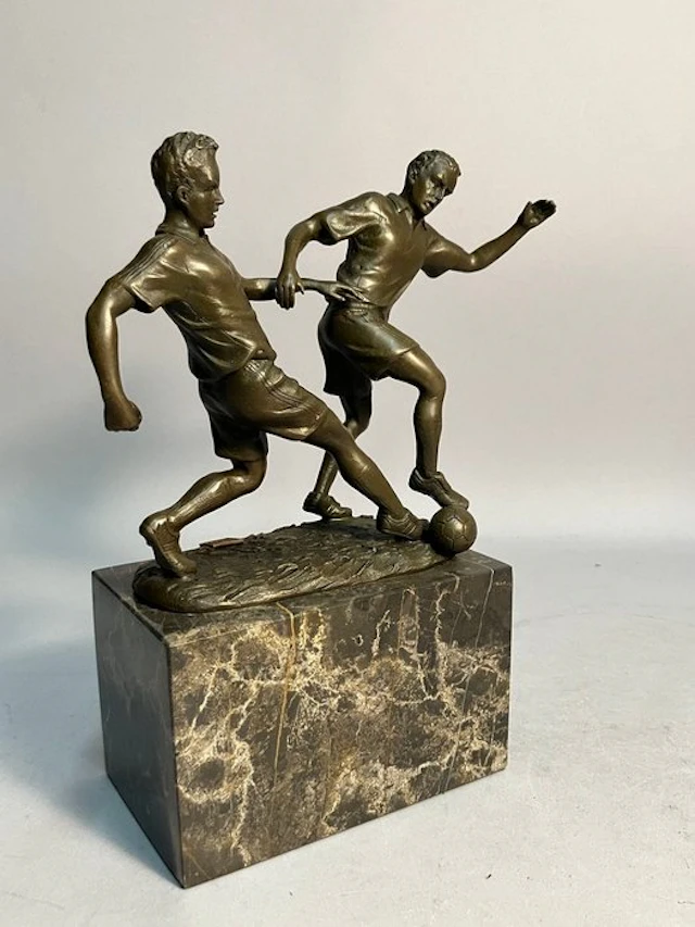 Sculpture, Twee voetballers strijden om de bal - 22 cm - Bronze