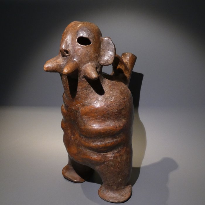Vicus, Perú Terracota Vasija figurativa con asa. Publicada. 25 cm de alto. 500 a. C. – 400 d. C. Licencia española de
