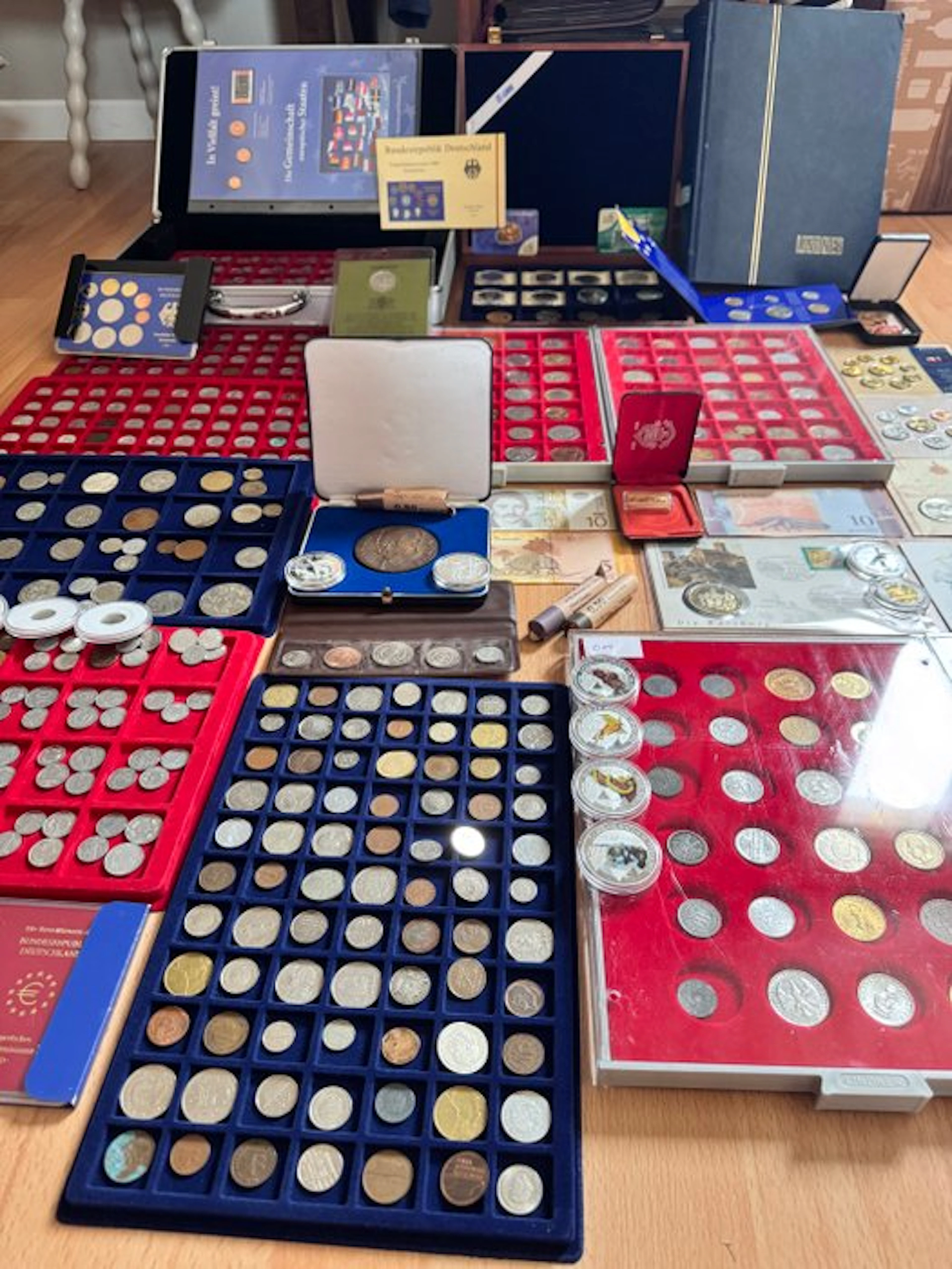 World. Collection of coins and medals (No reserve price)