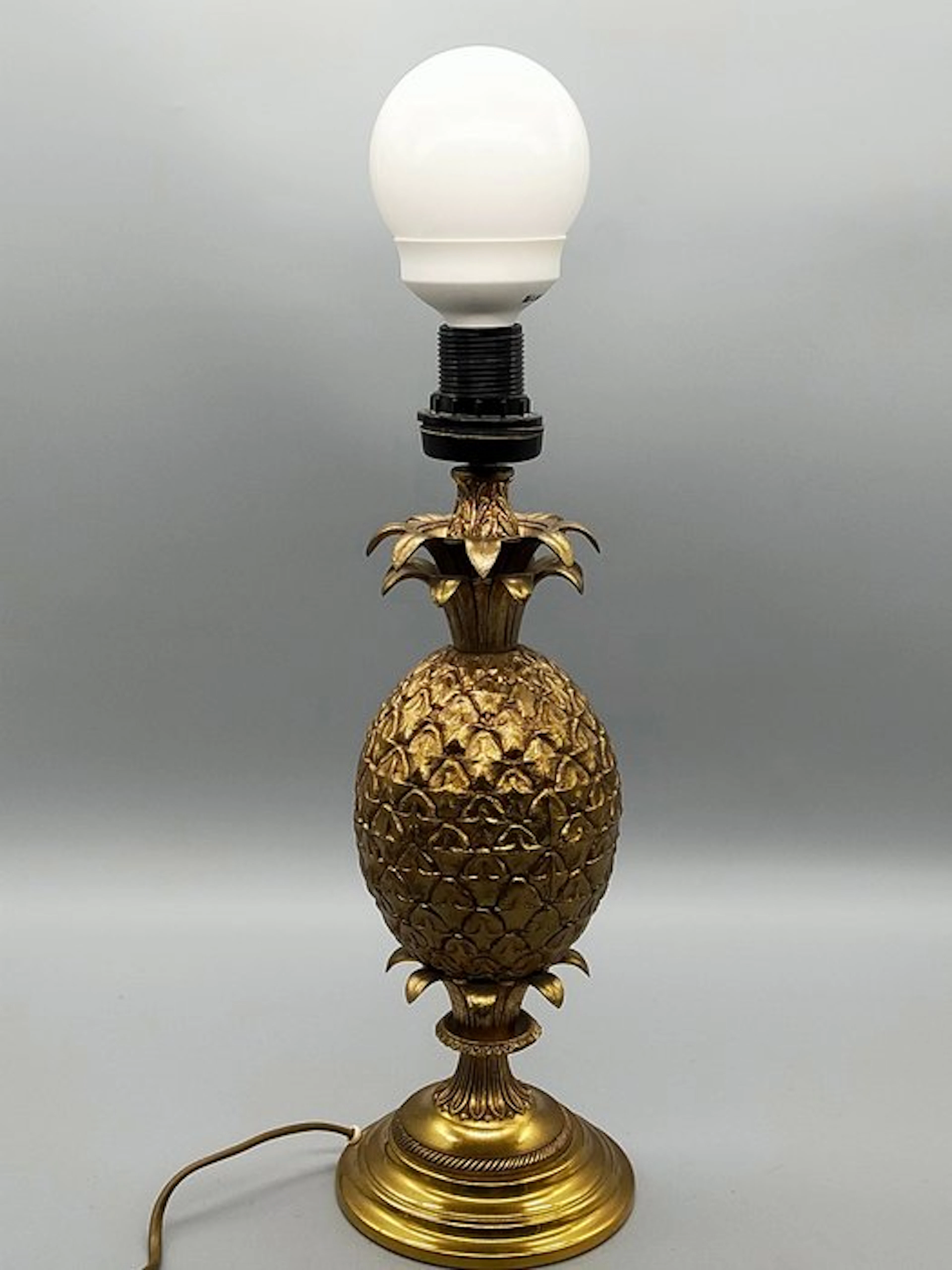 Oil lamp - Elegant brass table lamp – pineapple design lamp - Brass