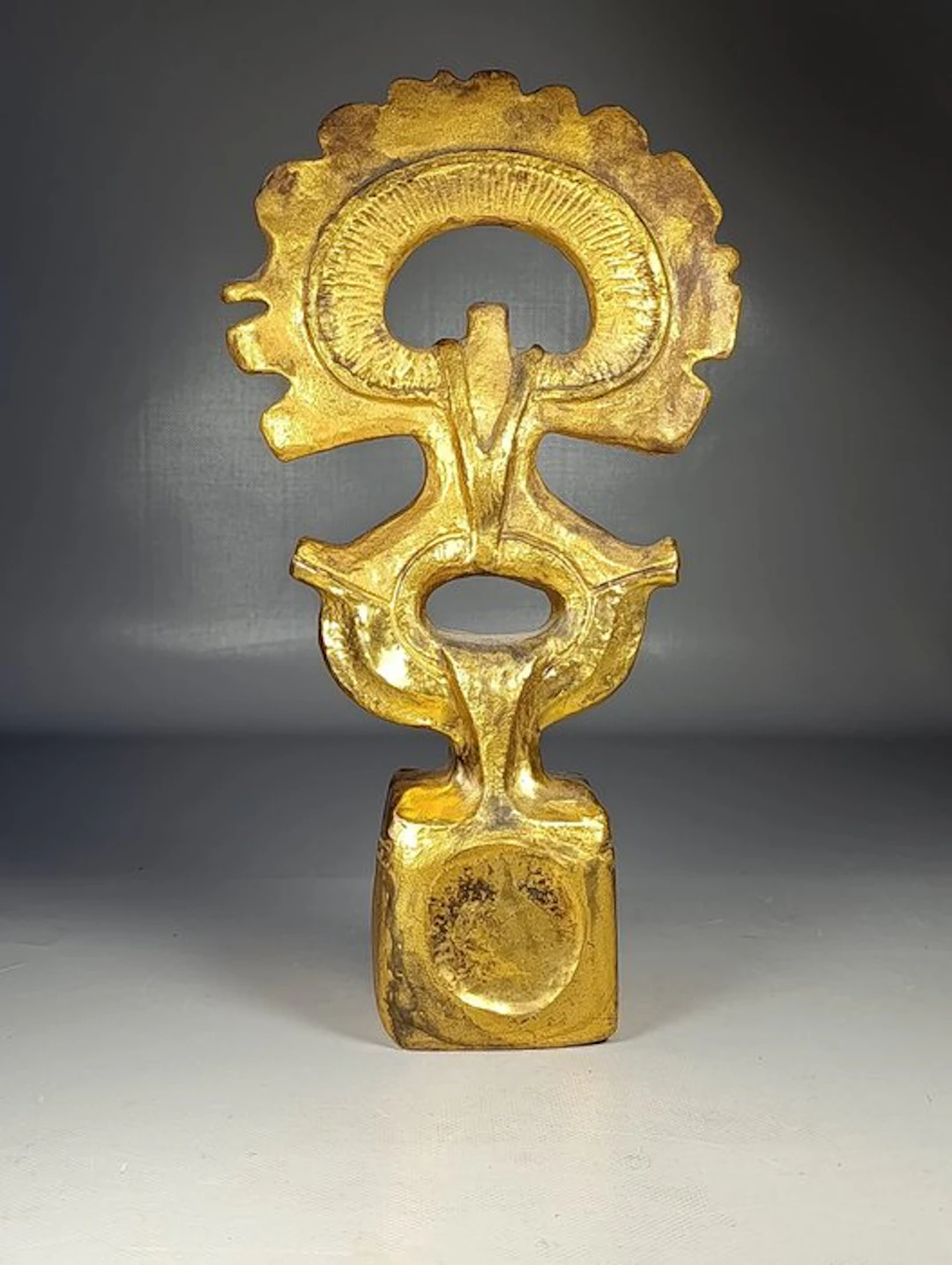 Elisabeth Vandeweghe (1946) - Sculpture totem anthropomorphe en céramique dorée