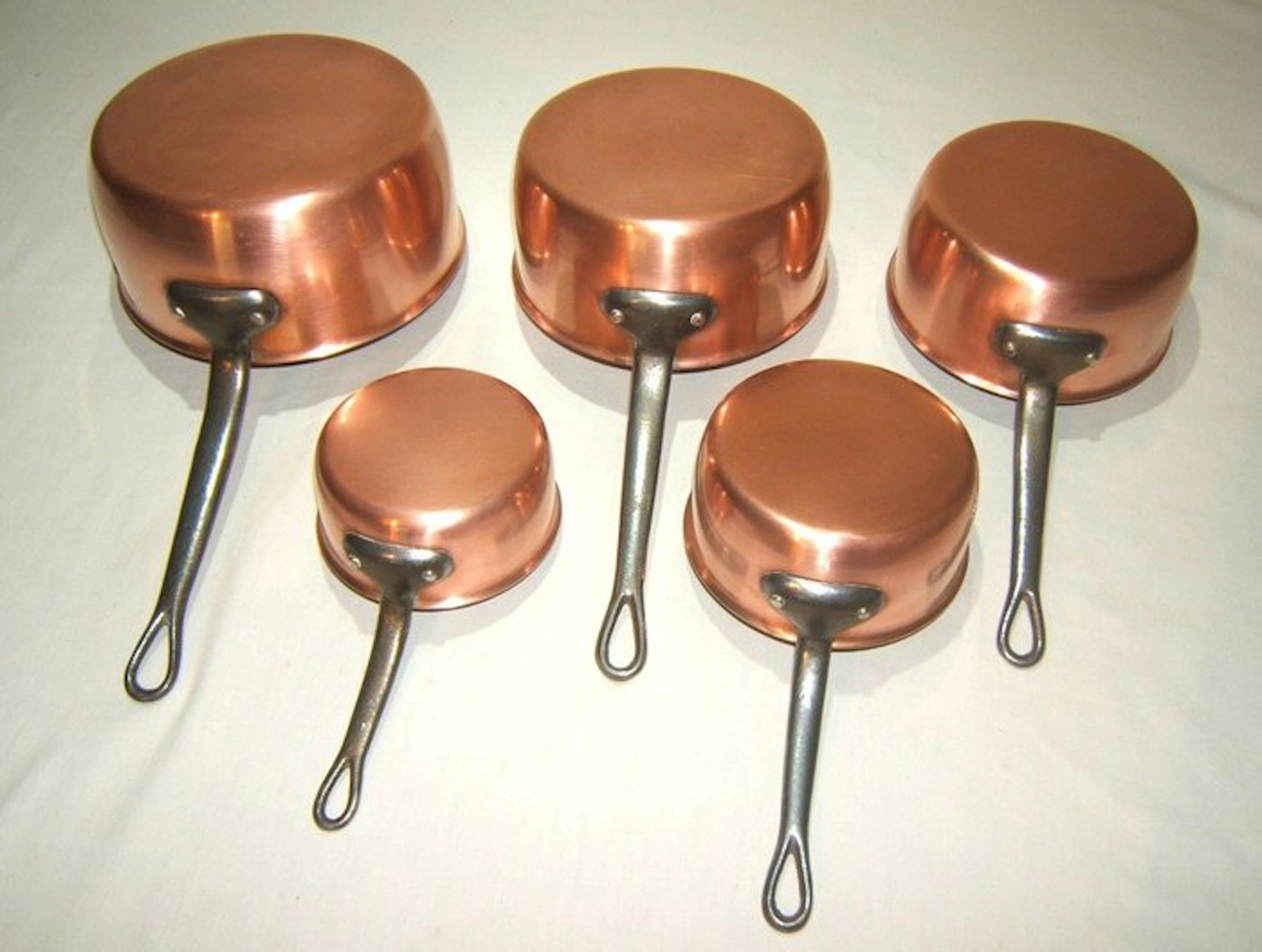 Een degelijke set van 5 koperen Franse pannen - Pan - Copper