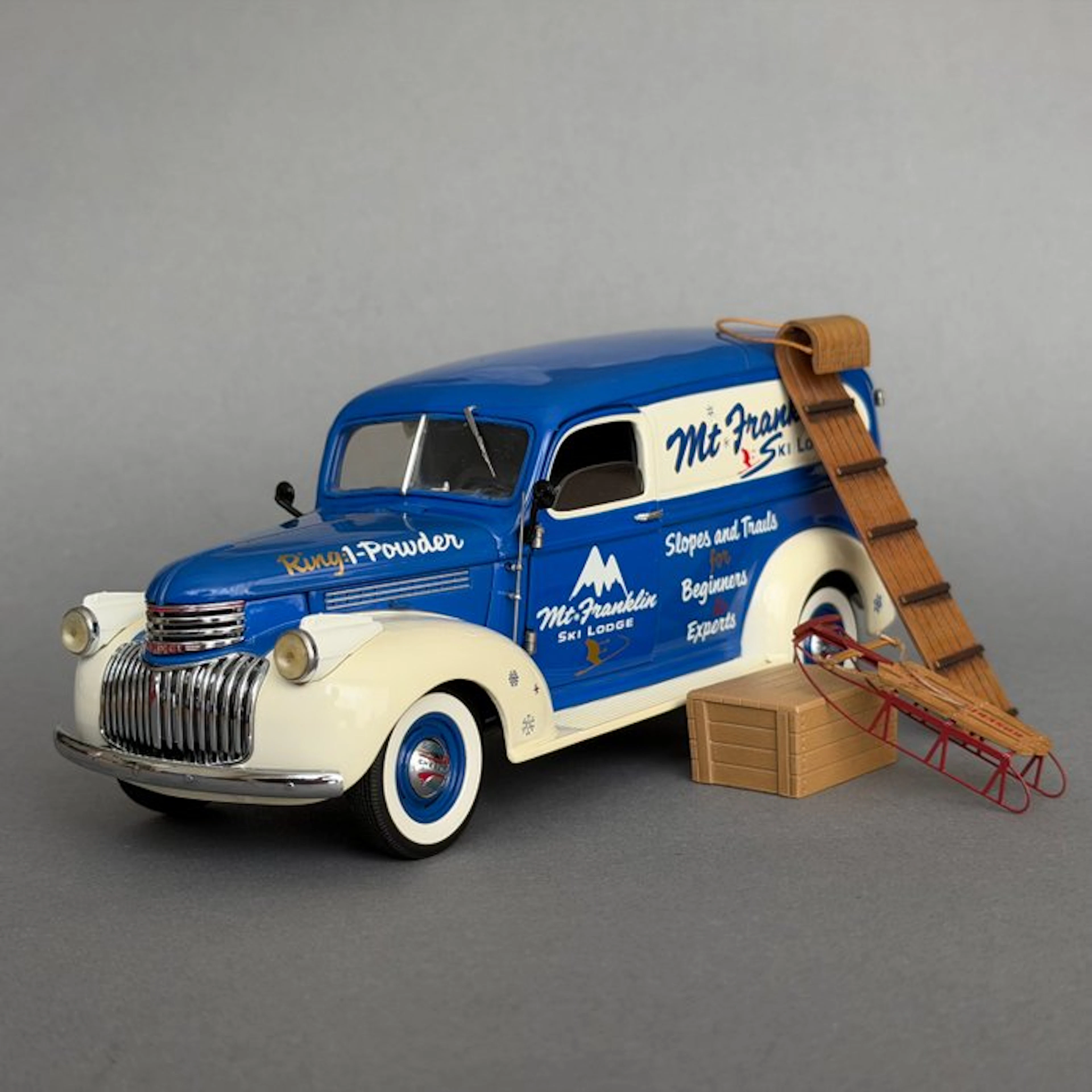 Franklin Mint 1:24 - Model car - Chevrolet Suburban 1946 Ski Lodge Truck