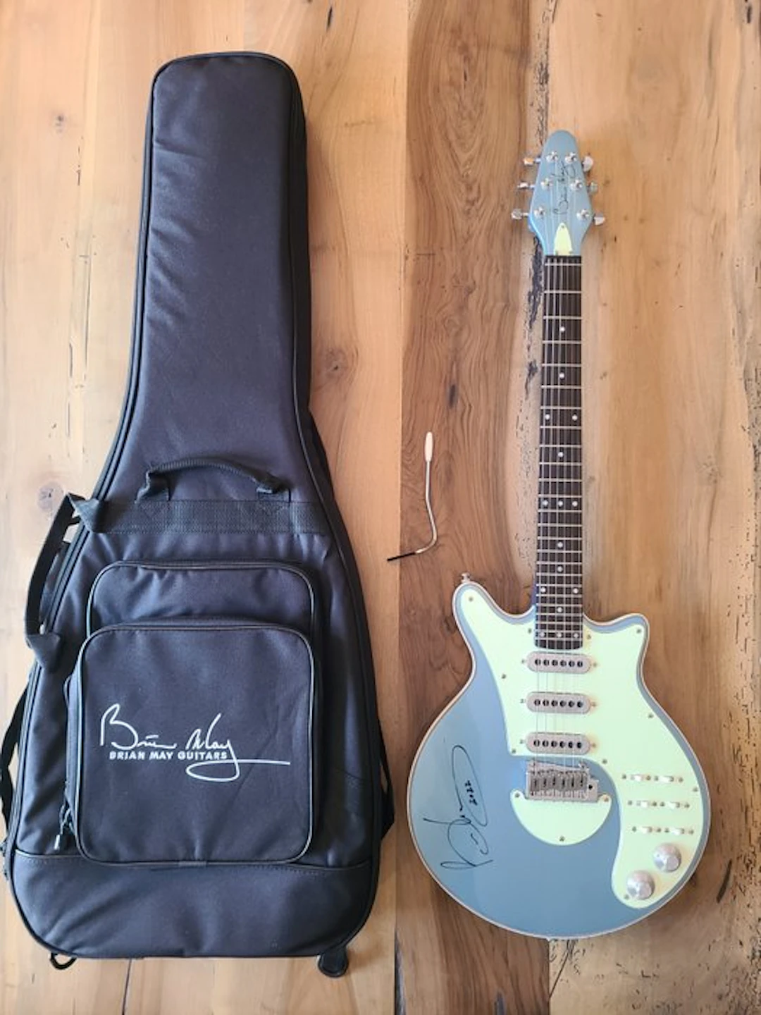 Queen, MEGA RARE Windermere Blue BMG Guitar - Signed by...
