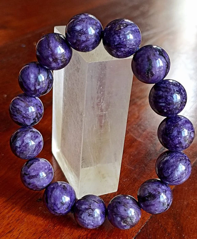 Purple Charoite bracelet, 15 beads, 14 mm each. 301 cts- 60.2 g - (1)