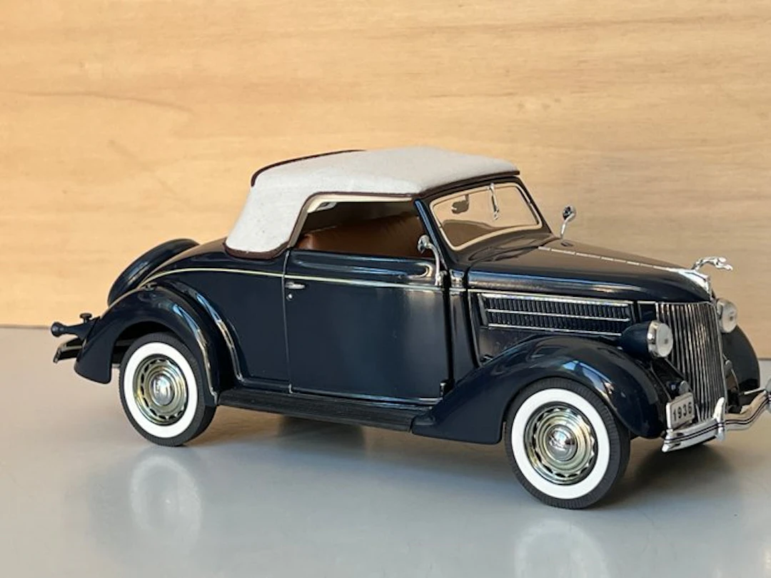 Danbury Mint 1:24 - Model convertible car - Ford Deluxe Convertible (1936)