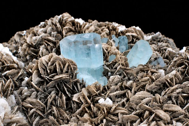 Aquamarine Crystals on matrix - Height: 6 cm - Width: 20 cm- 2.2 kg - (1)