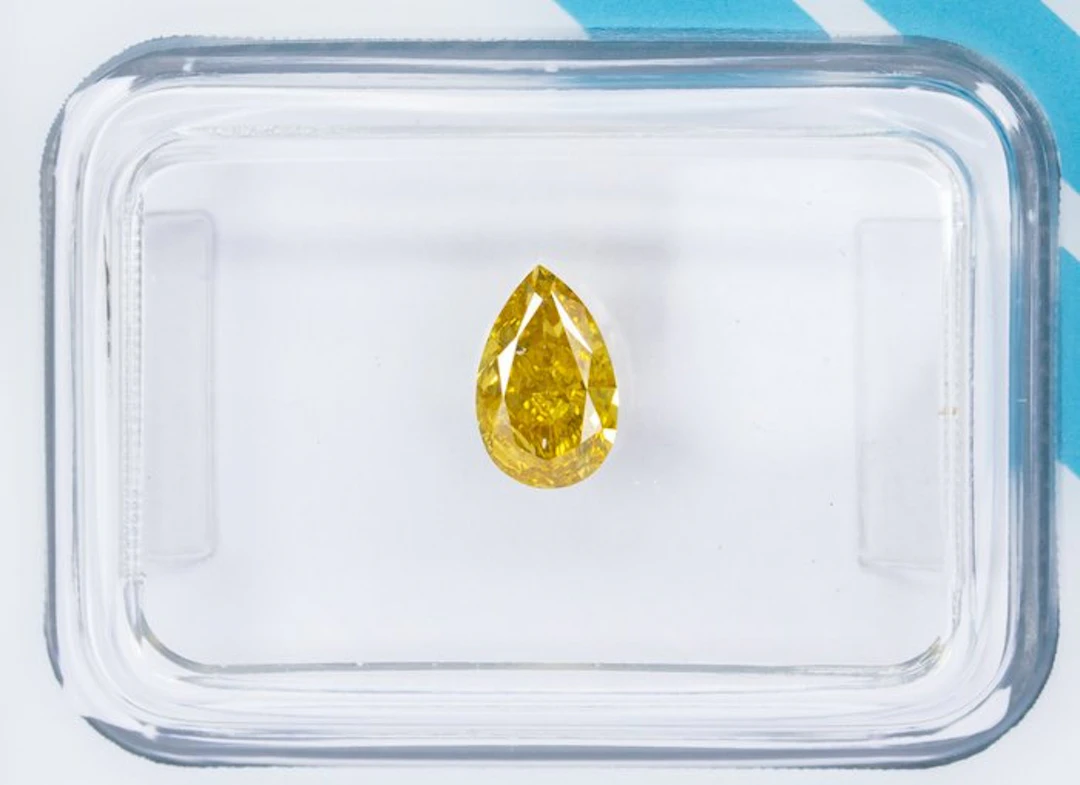 No reserve price - 1 pcs Diamond (Natural coloured)...