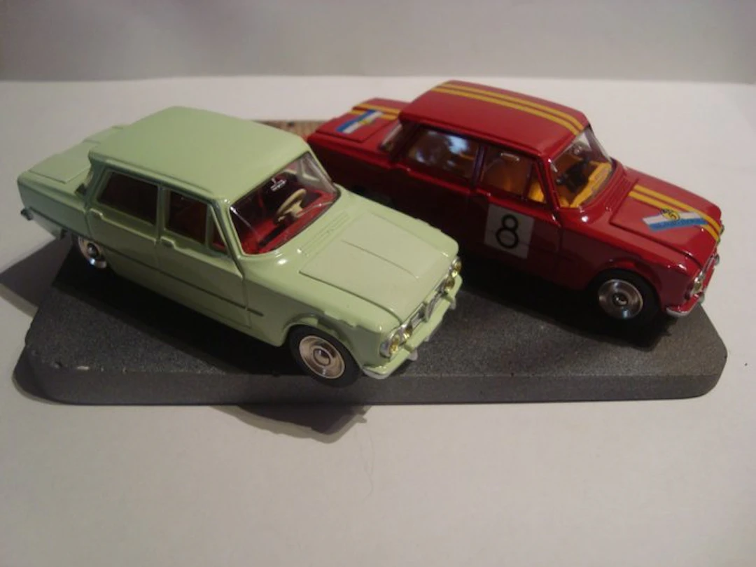 Dinky Toys 1:43 - Model car (3) - Alfa Romeo 1600 TI...