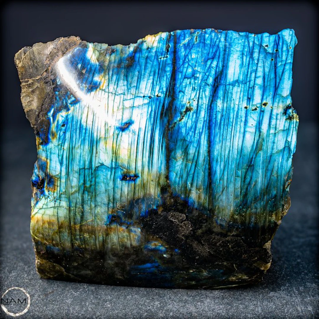Natural labradorite from Madagascar – Nature's shimmering...