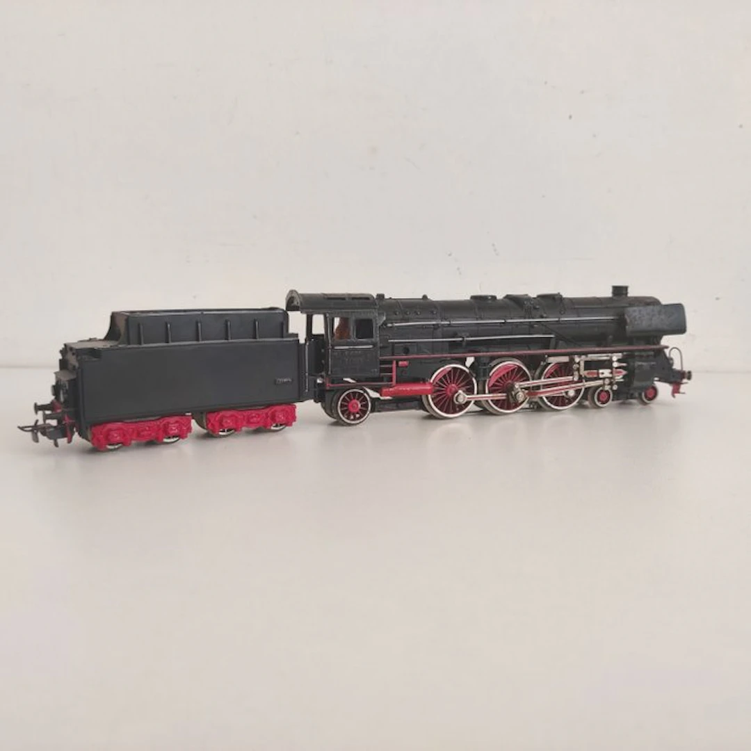 Märklin H0 - F800 - Steam locomotive with tender (1)