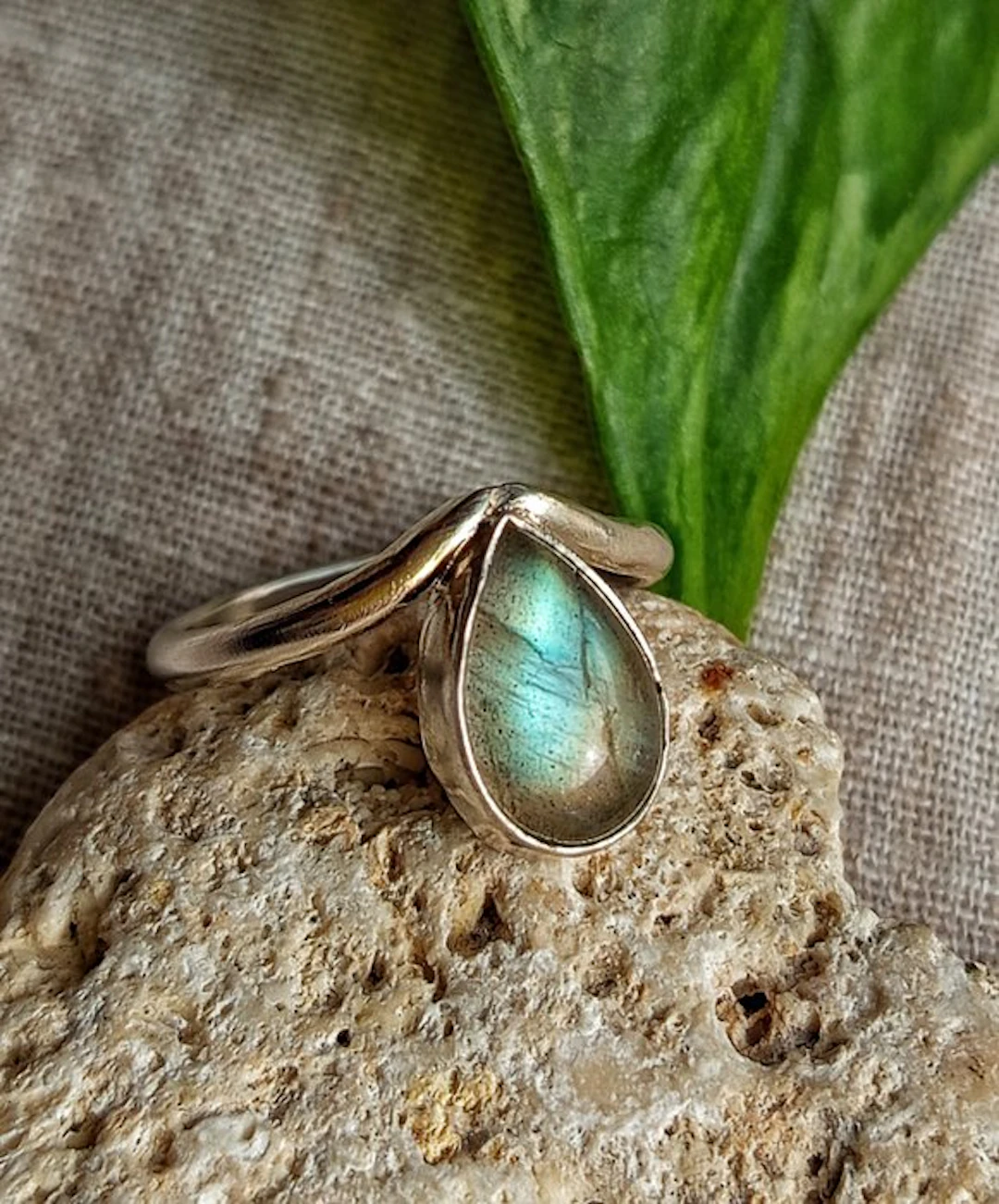 Handmade "Eos" ring in 925 silver with multicolor Labradorite
