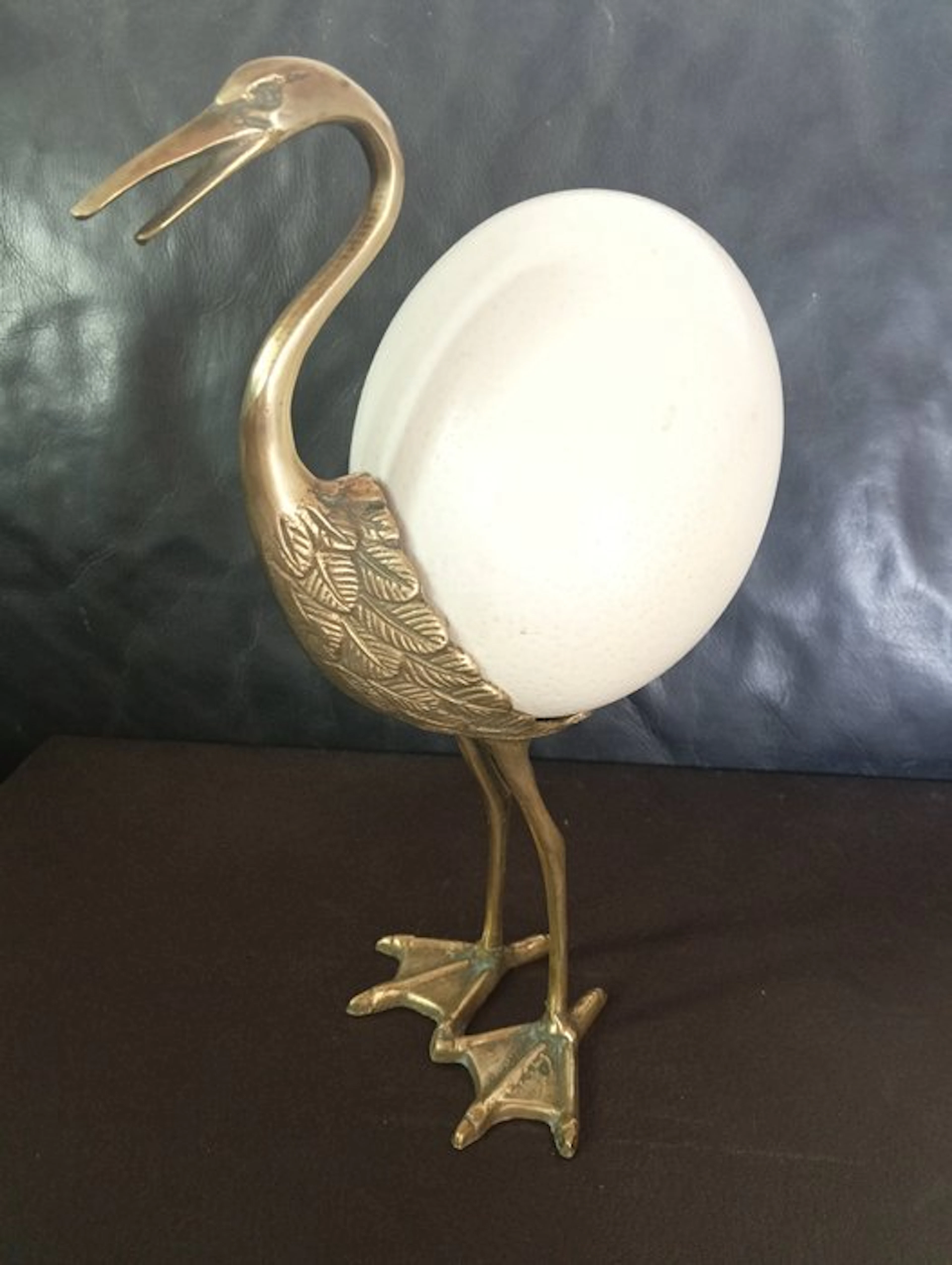 Sculpture, Airone con uovo di struzzo - 31 cm - Bronze