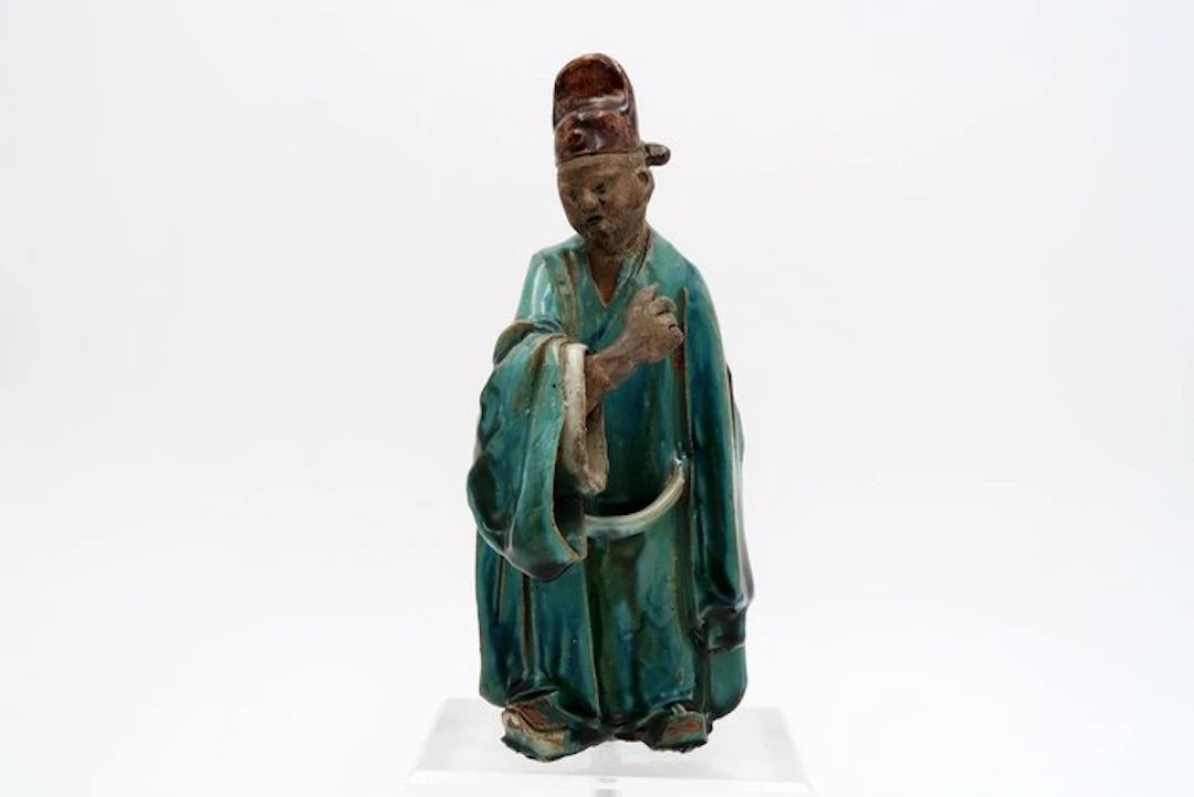 Statuette de lettré en grès émaillé de Shiwan - Ceramic...