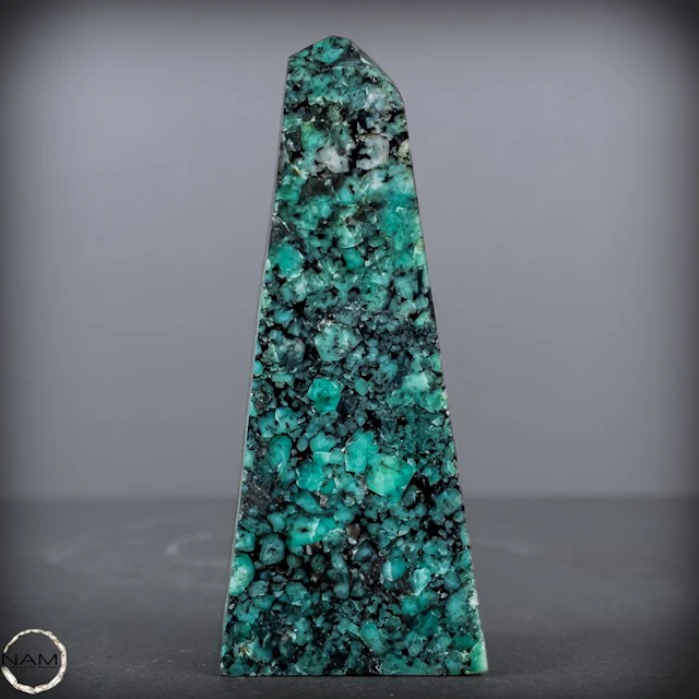 Natural Emerald Obelisk - Top quality- 129.19 g