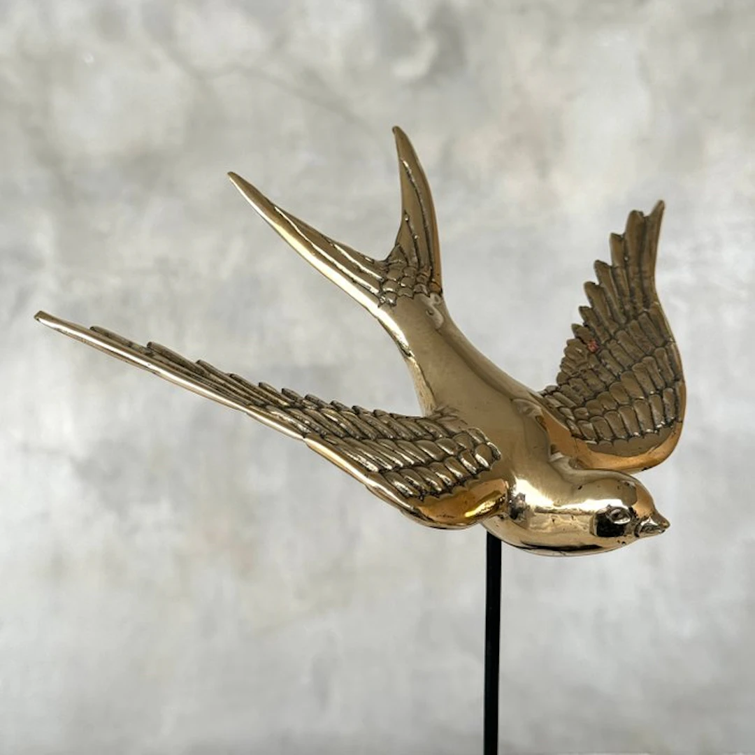 Sculpture, NO RESERVE PRICE - Swallow Fly Down on Stand - 26 cm - Brass