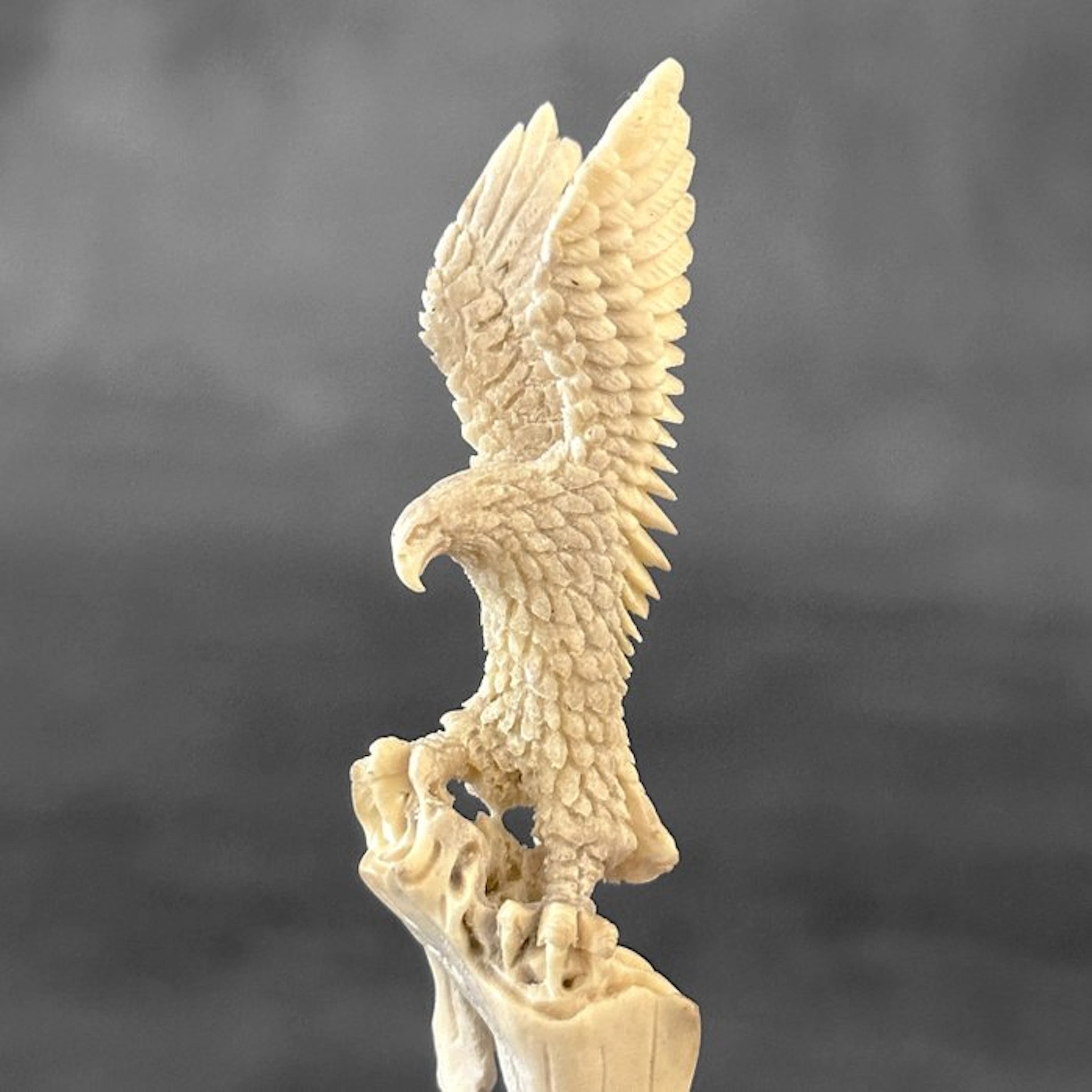 Carving, NO RESERVE PRICE - Stunning eagle carving from a...