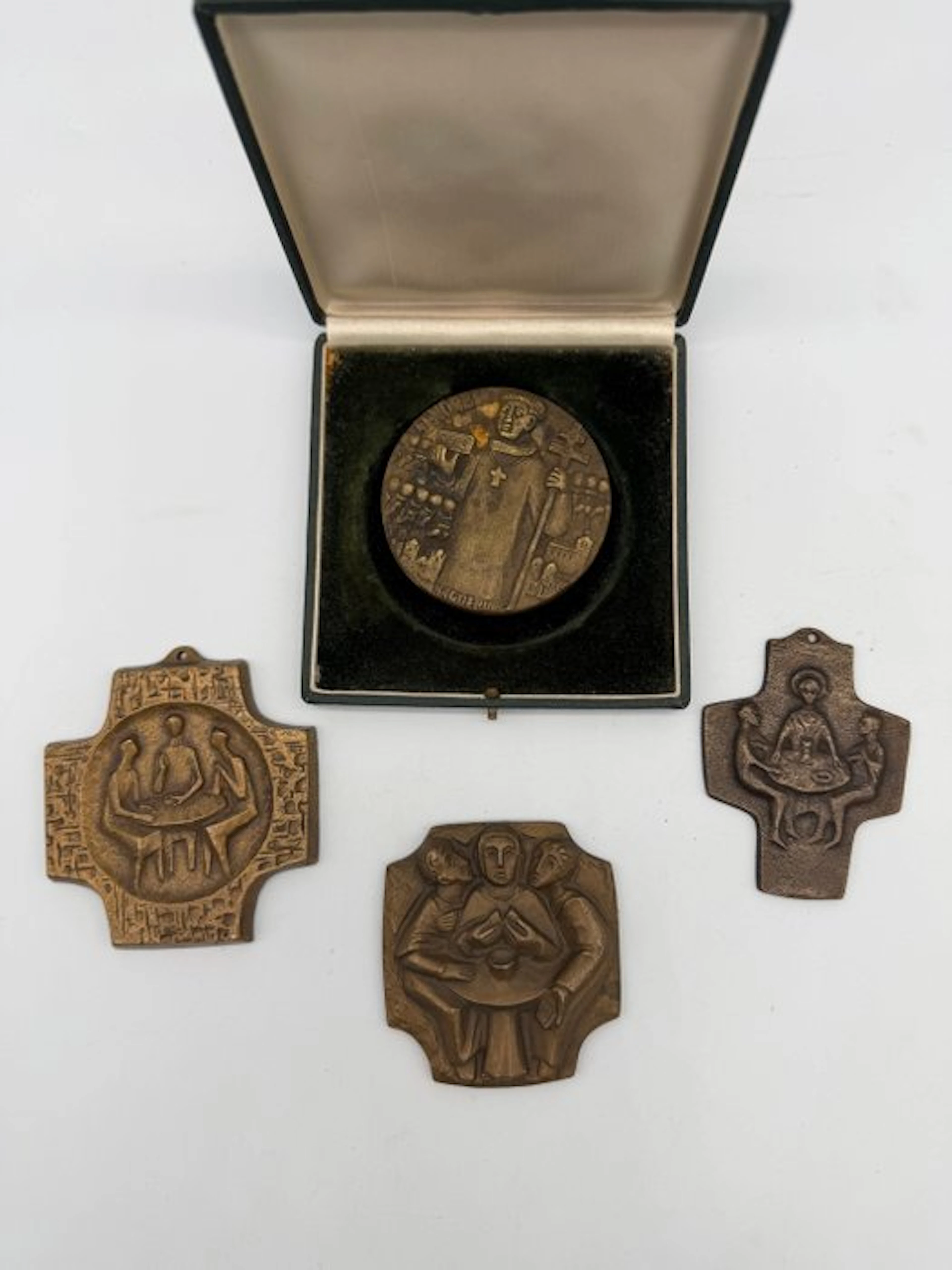 Beautiful Lot of 4 Religious Art Objects (4) - Patinated bronze - 1950-1960
