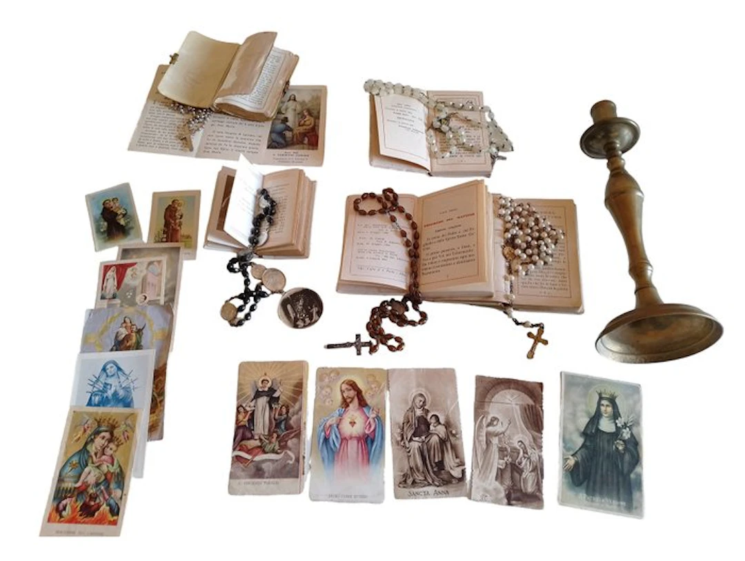 Lot of 26 religious objects (26) - Various materials - 1930-1940