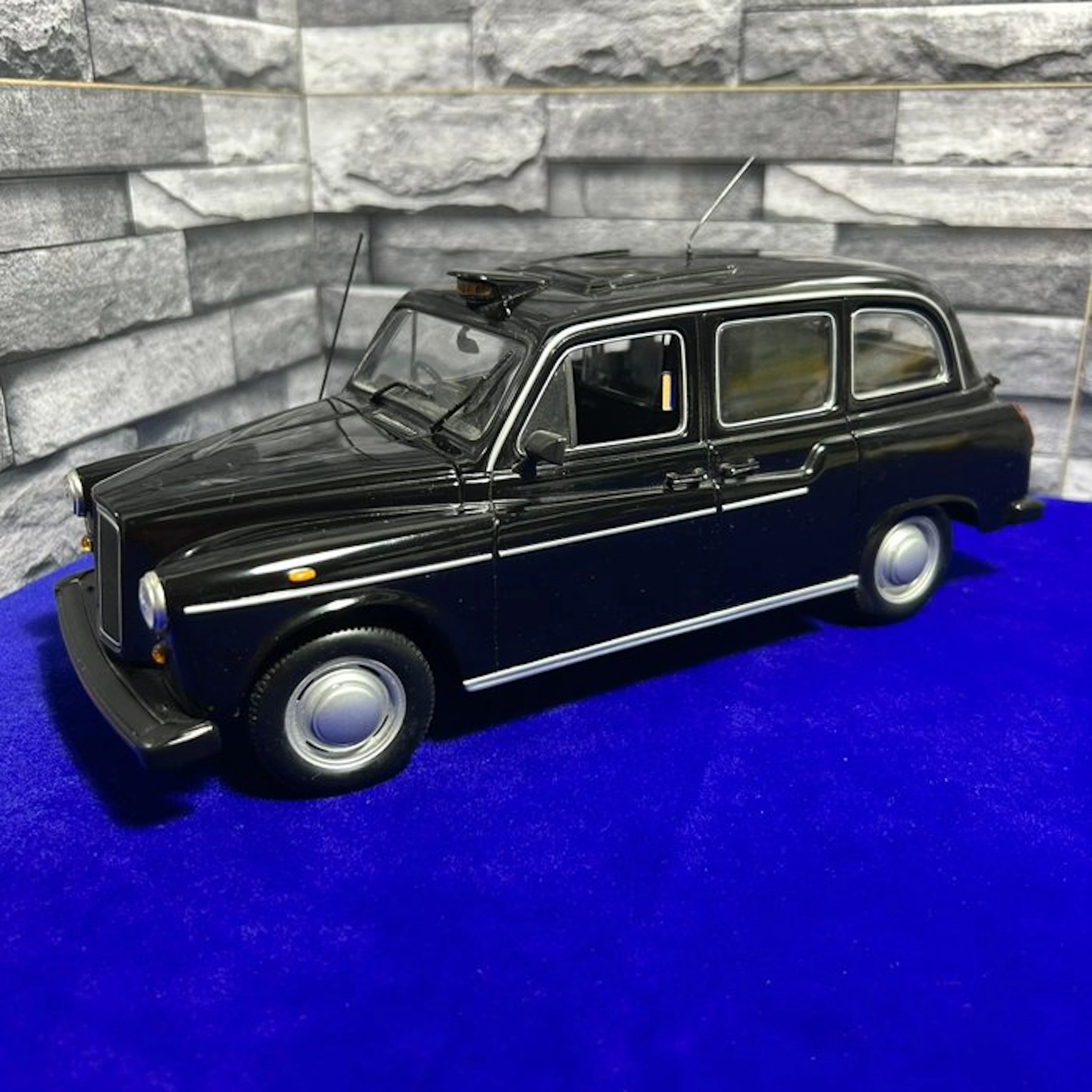 MiniChamps 1:18 - Model car - London Taxi FX4 Fairway 1989