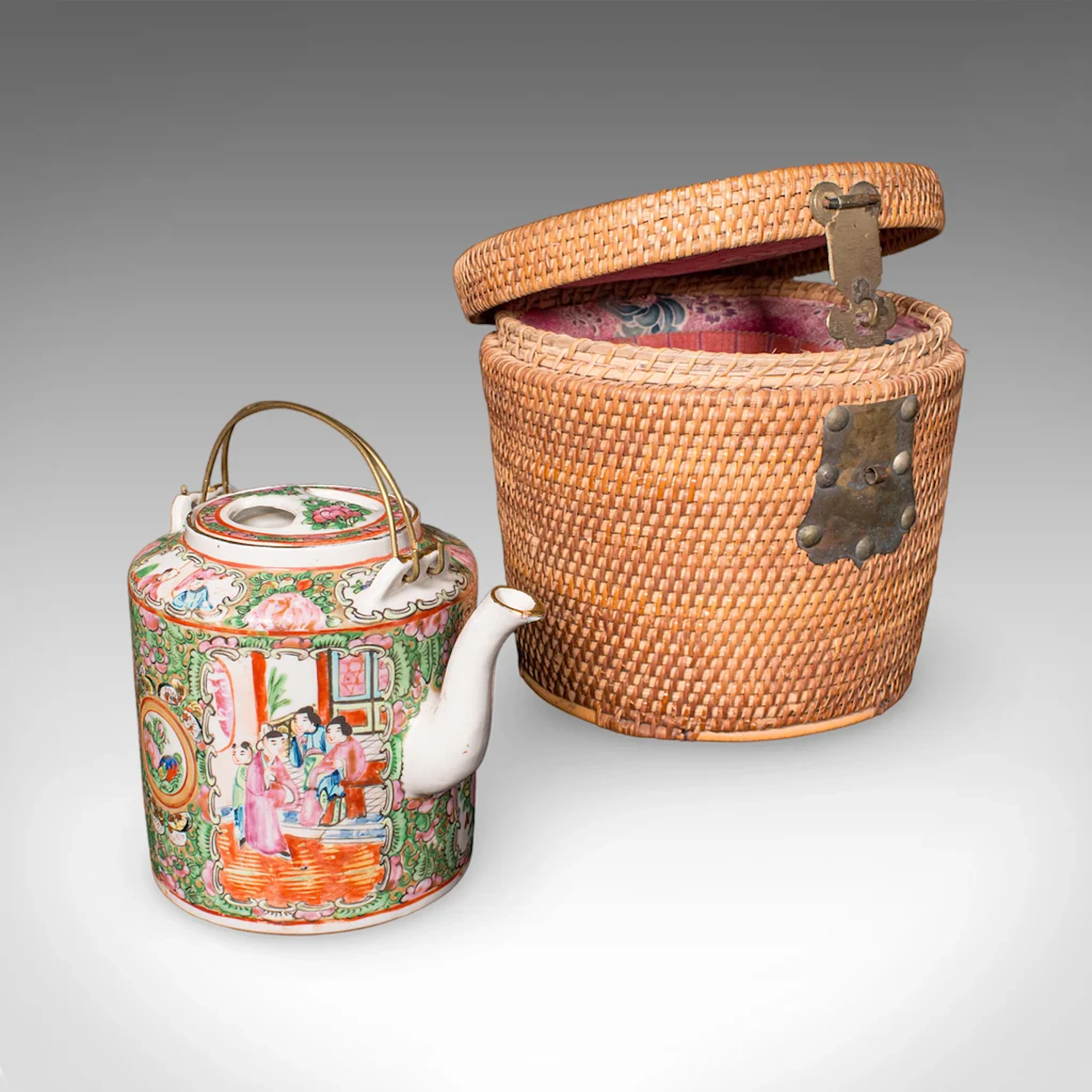 Antique Famille Rose Teapot, Oriental, Ceramic Chá Pot, Wicker Case, Circa 1920