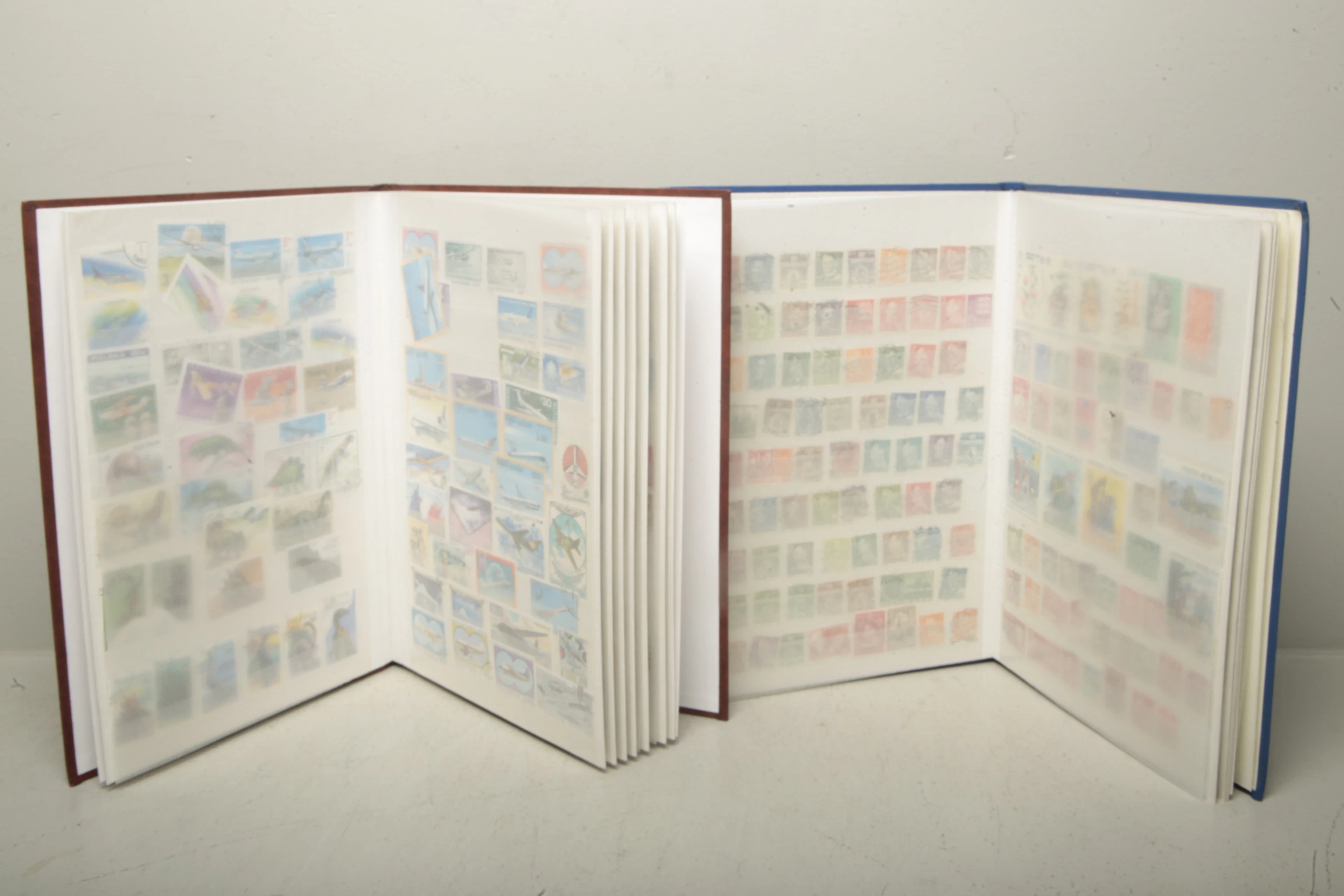 Frimärken, 2 Album- Utländska, Nordiska m.m.