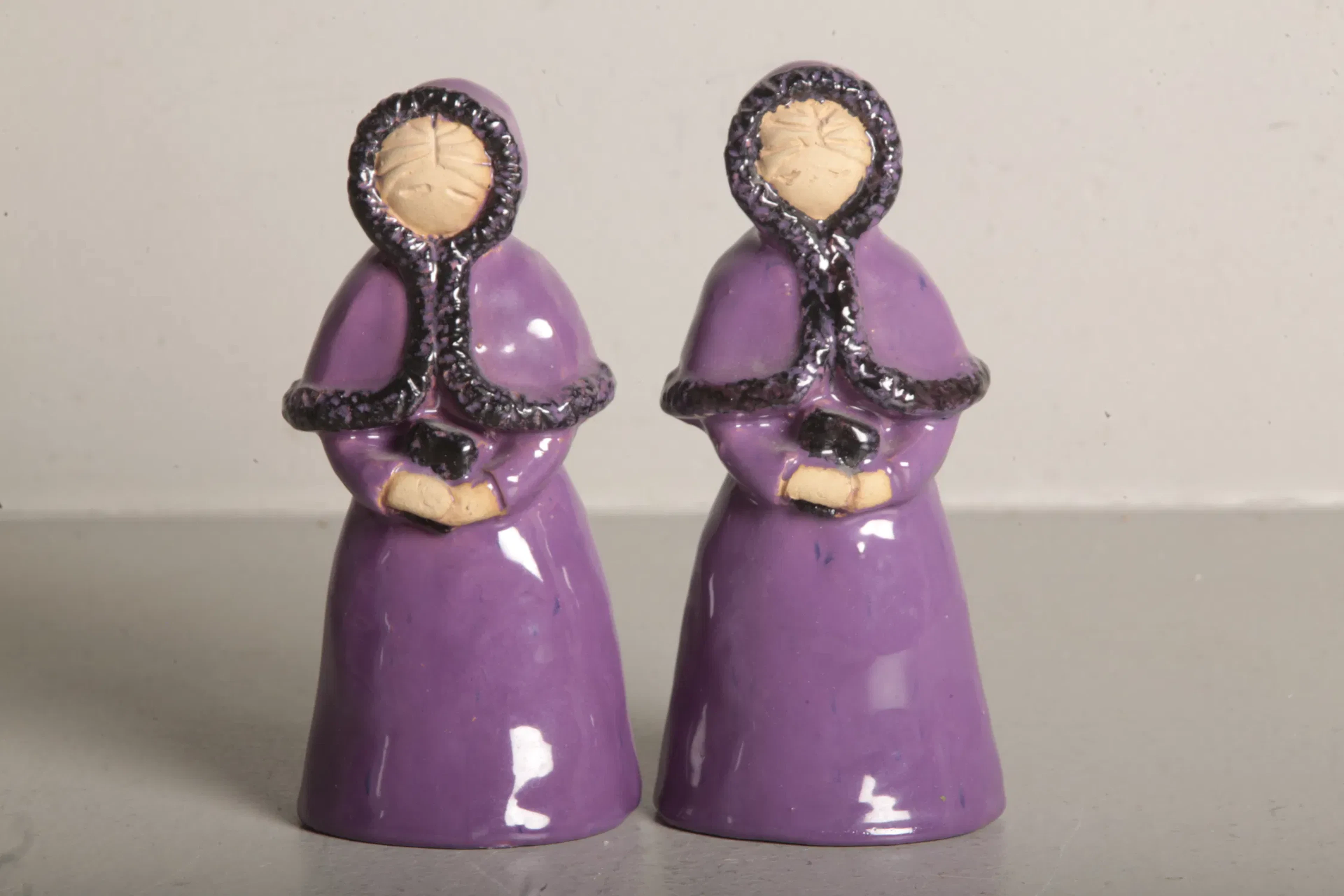Ranbogården Hälsingland, Figuriner, 1-par "Gummor"