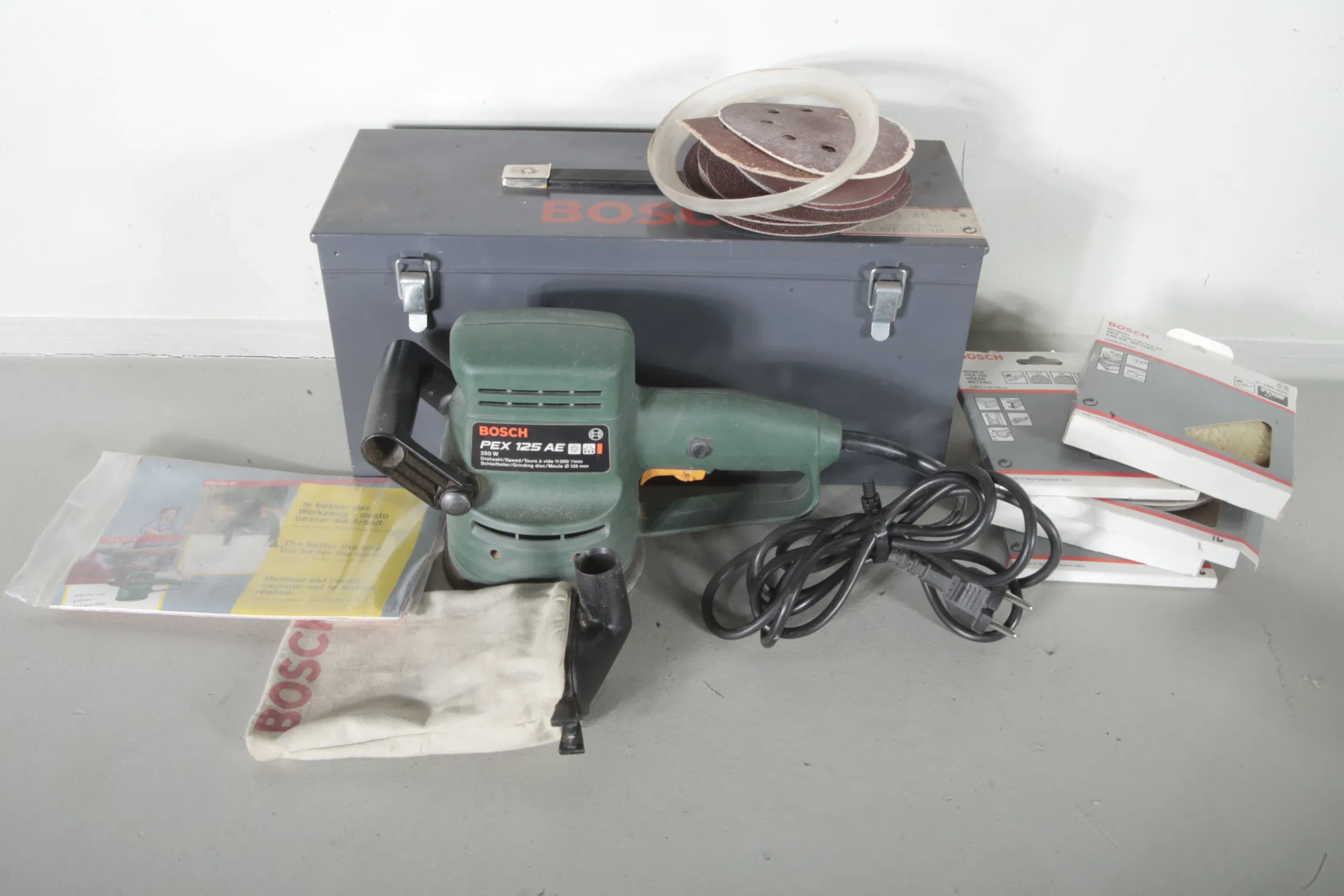 Putsmaskin- "Bosch Pex 125 AE", Med diverse slippapper