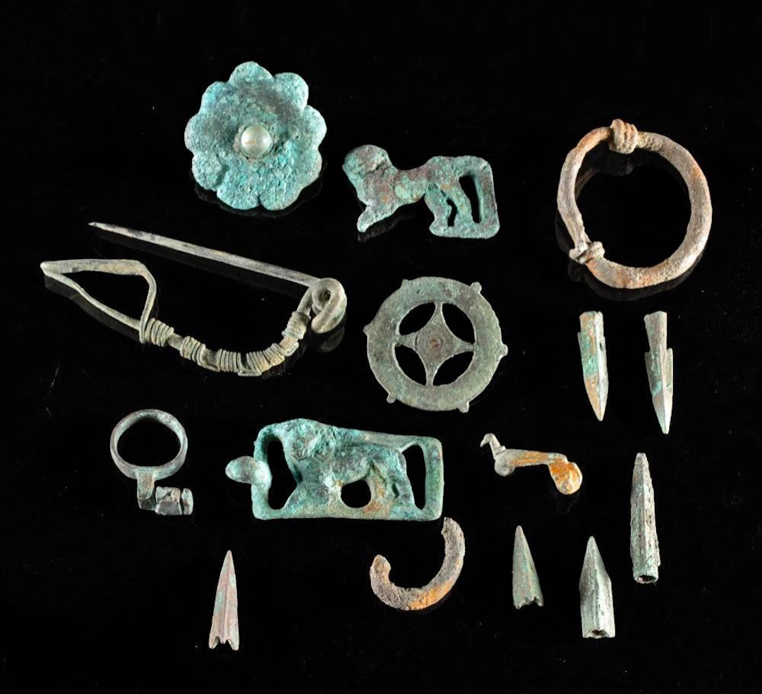 Fifteen Roman-Medieval Bronze Items - Fibulae, Lion Buckles, Arrowheads